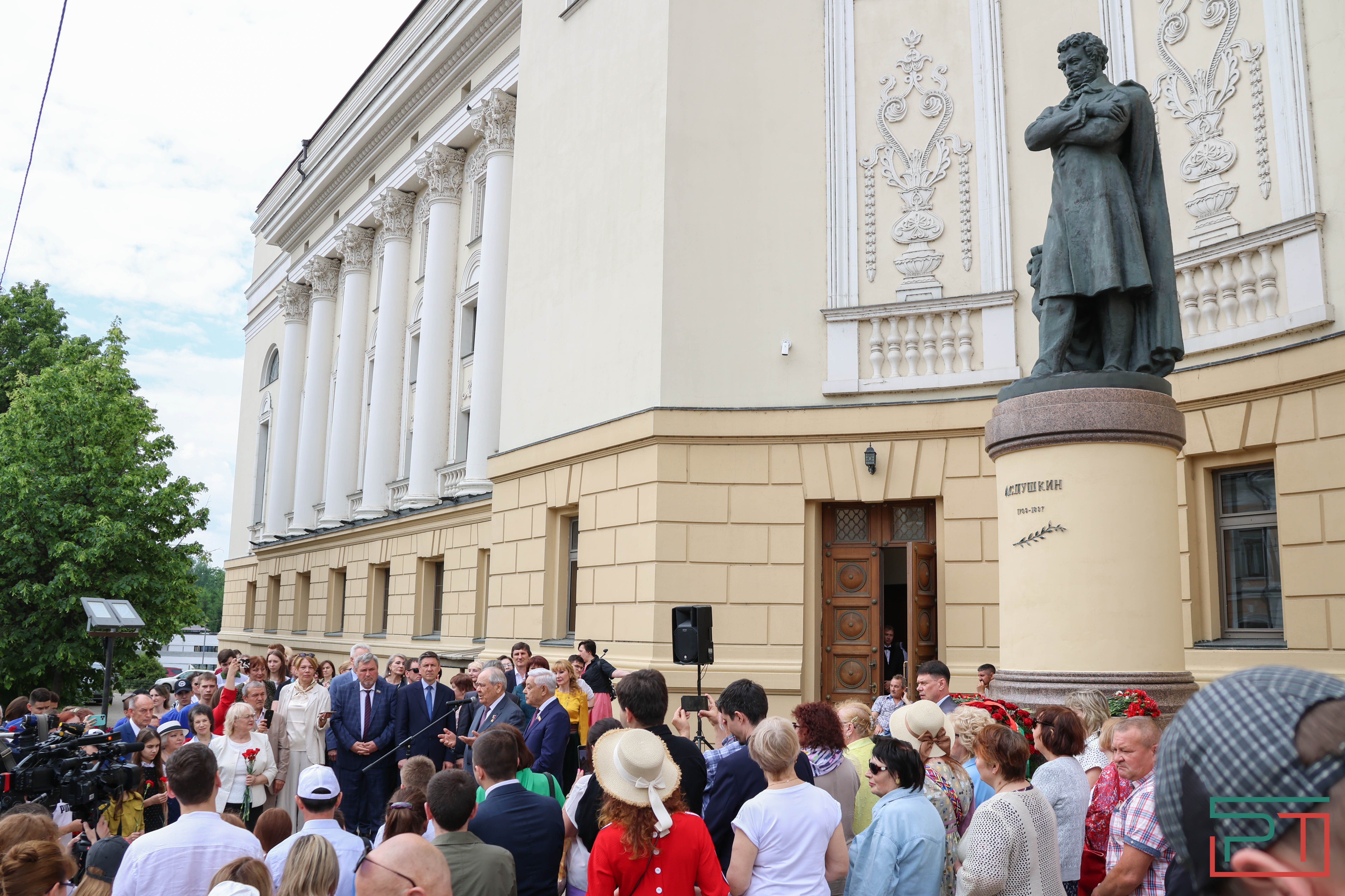 Мухаметшин и Шаймиев возложили цветы к памятнику Пушкину в Казани