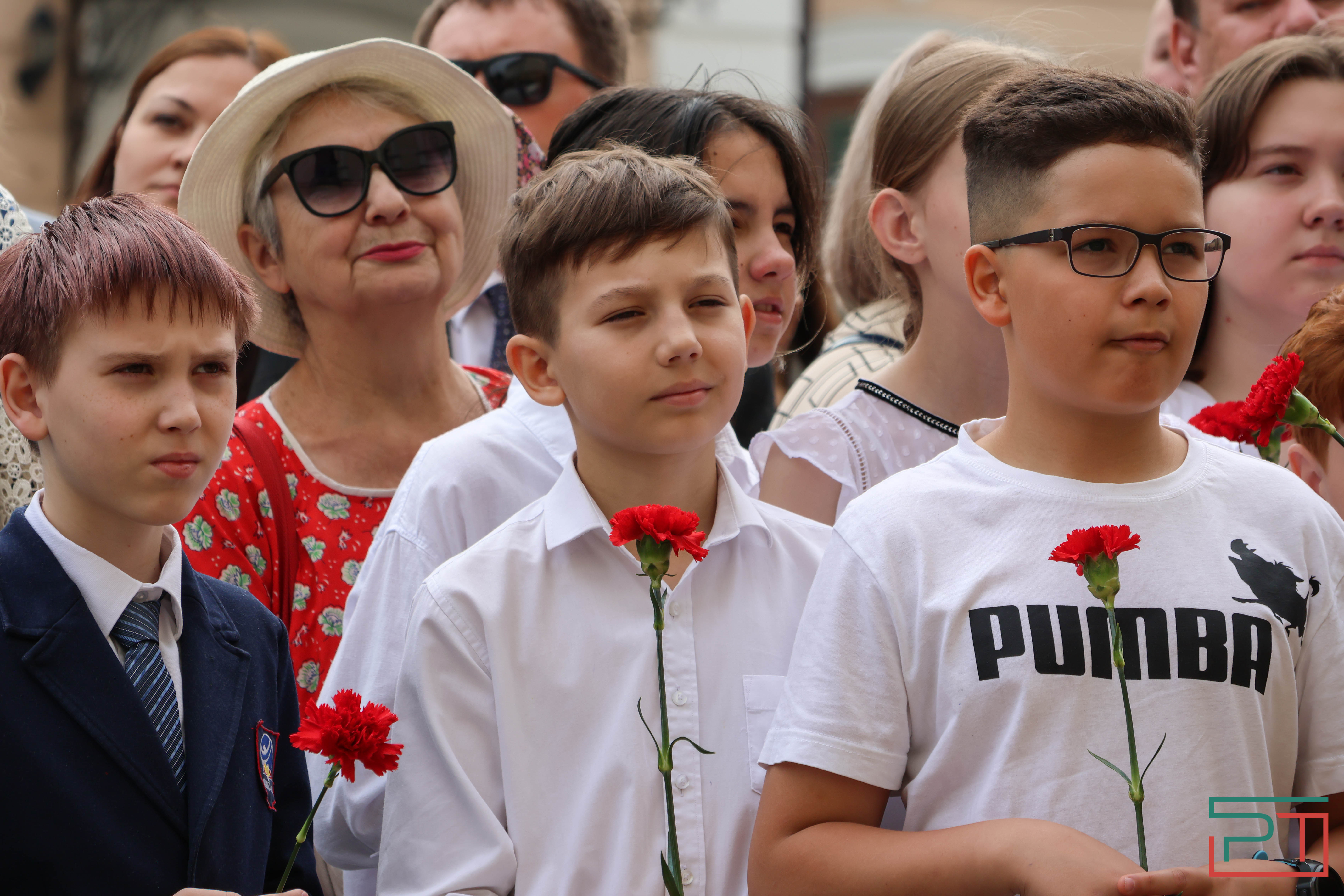 Мухаметшин и Шаймиев возложили цветы к памятнику Пушкину в Казани