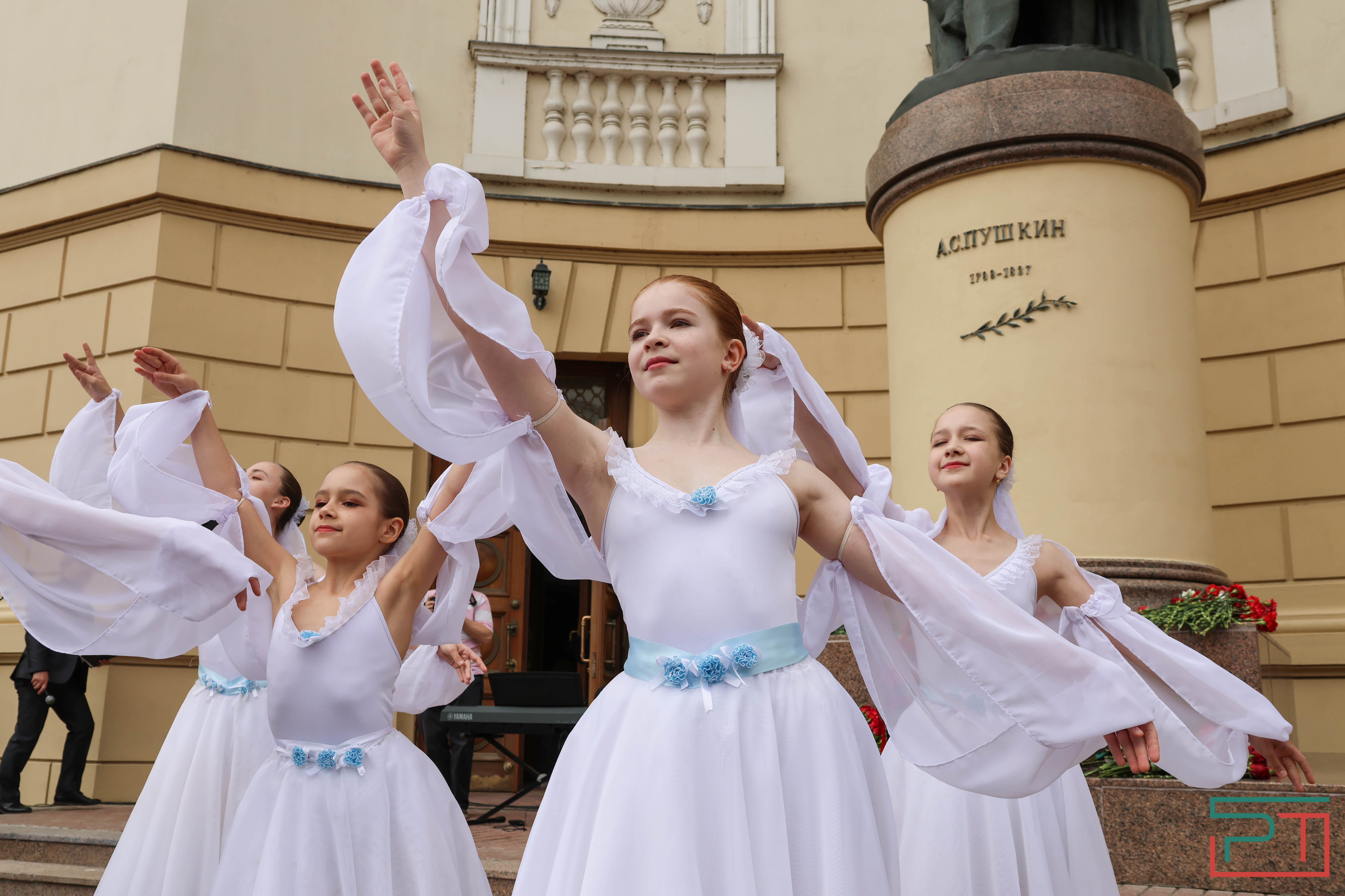 Мухаметшин и Шаймиев возложили цветы к памятнику Пушкину в Казани