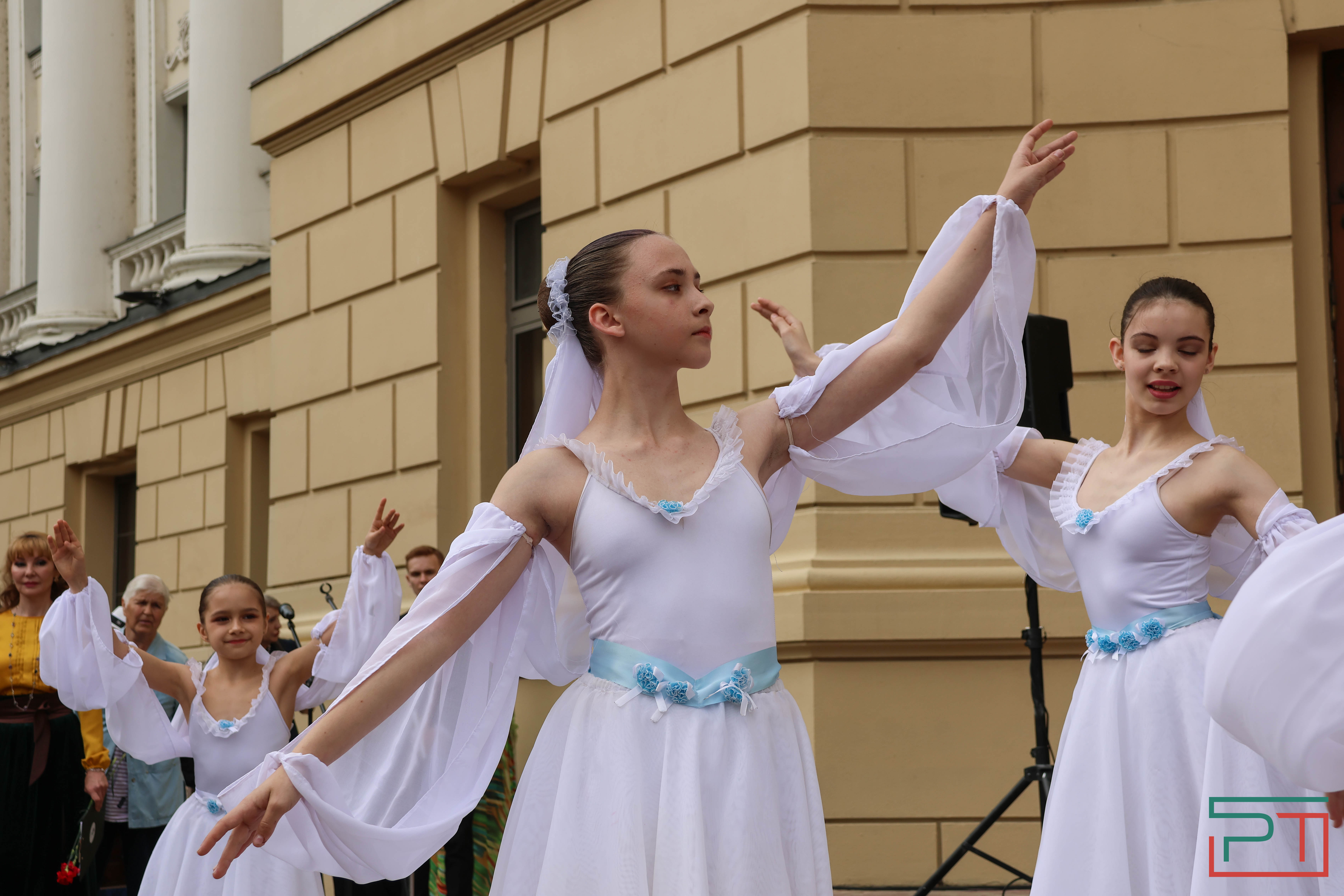 Мухаметшин и Шаймиев возложили цветы к памятнику Пушкину в Казани