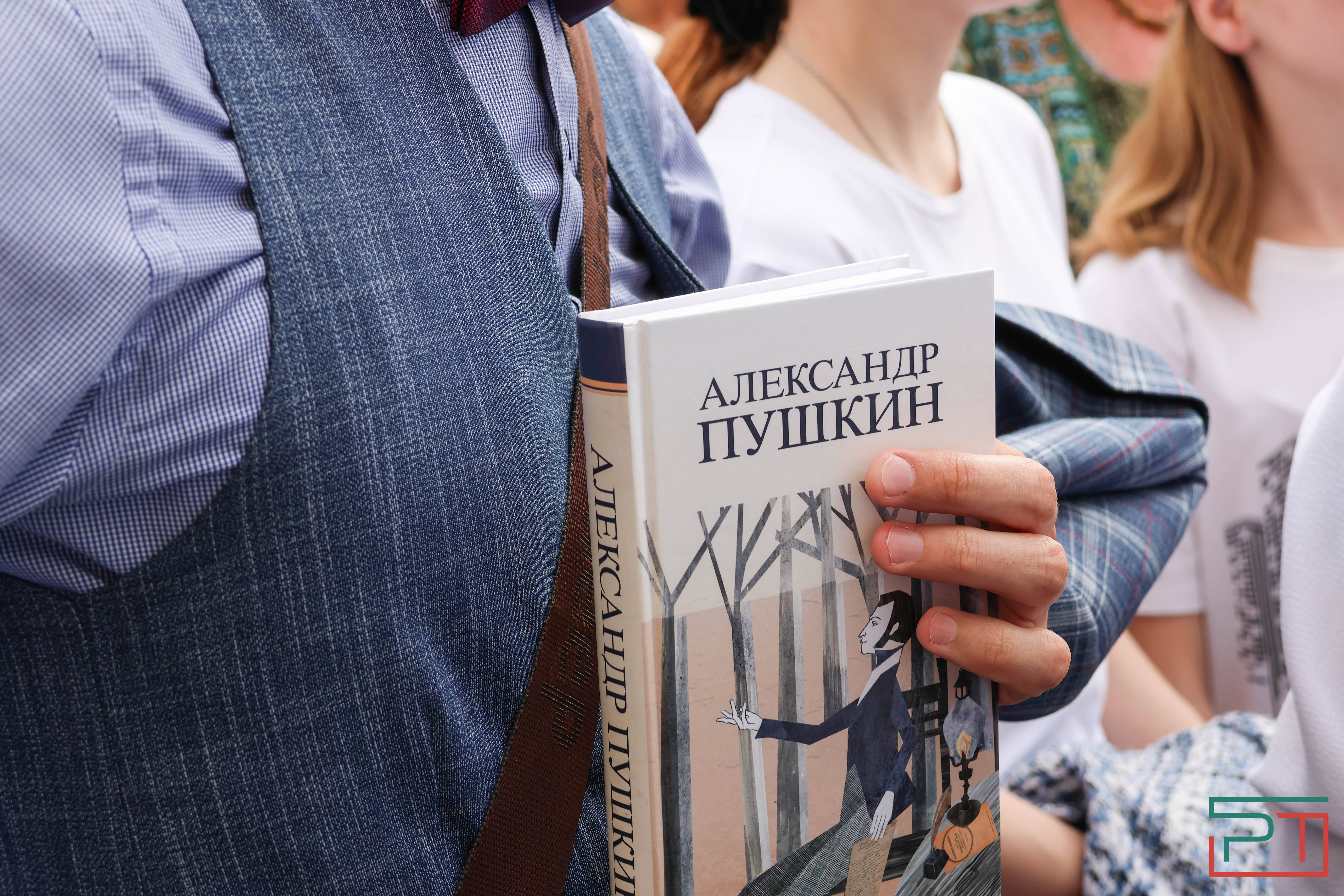 Мухаметшин и Шаймиев возложили цветы к памятнику Пушкину в Казани