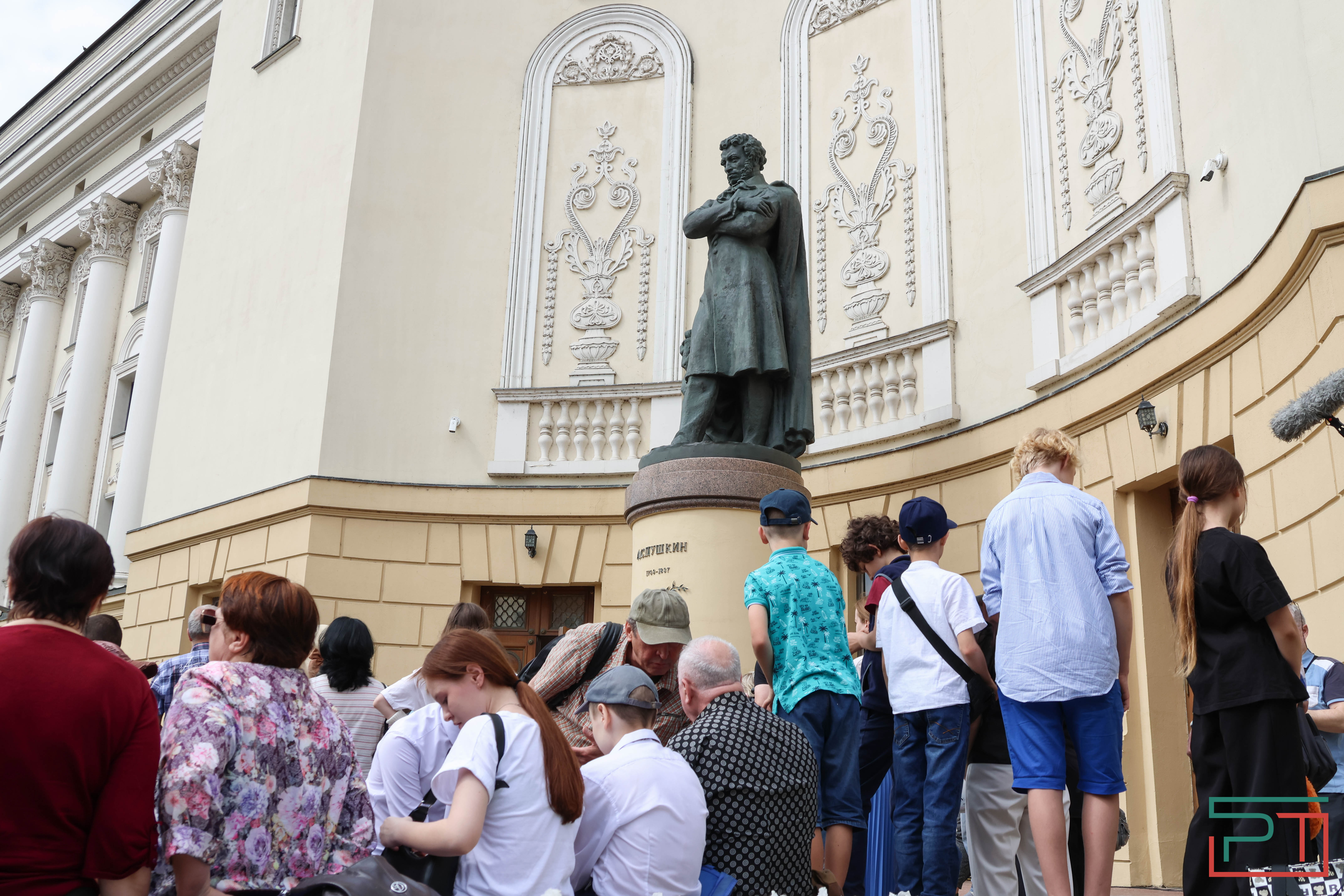 Мухаметшин и Шаймиев возложили цветы к памятнику Пушкину в Казани