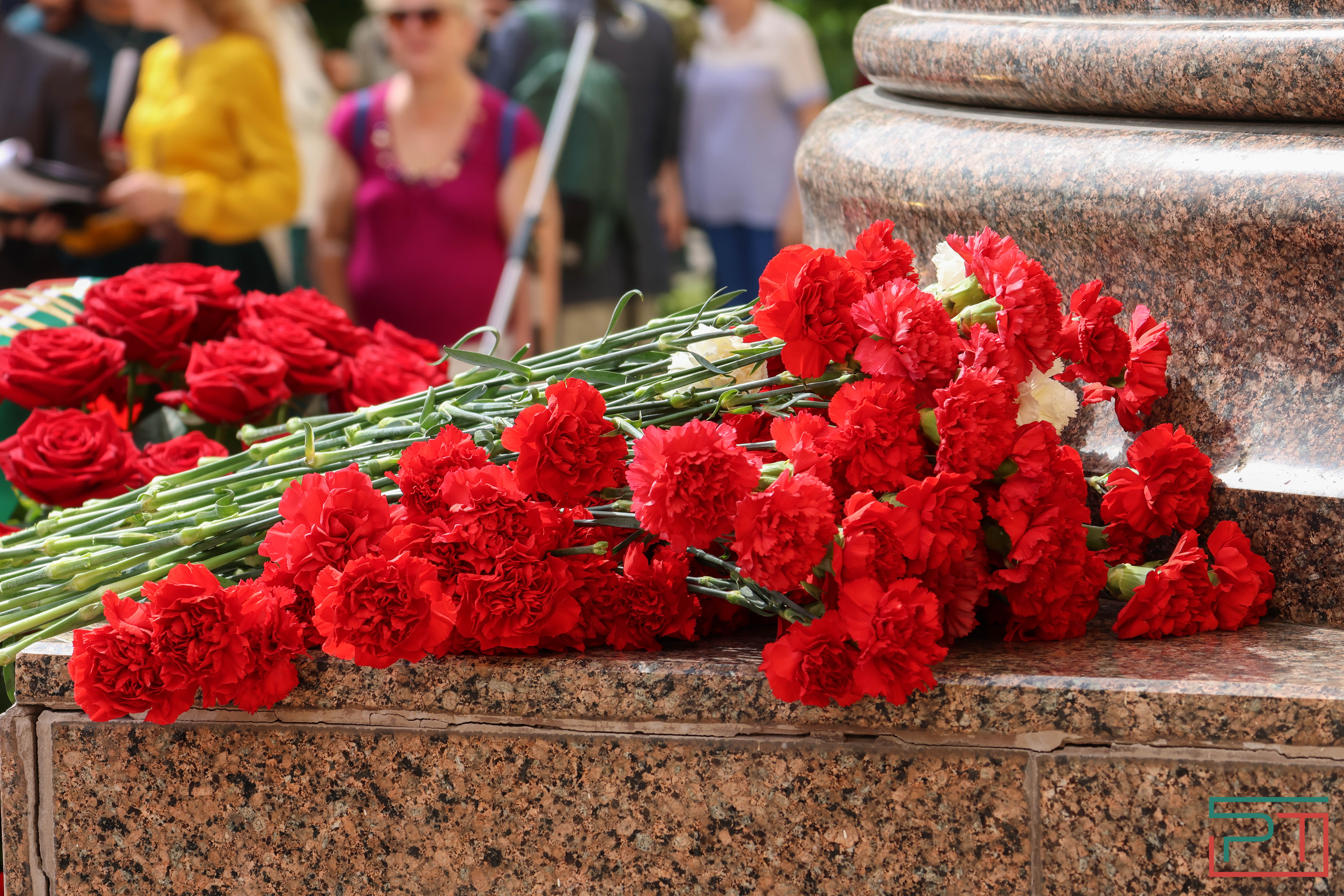 Мухаметшин и Шаймиев возложили цветы к памятнику Пушкину в Казани