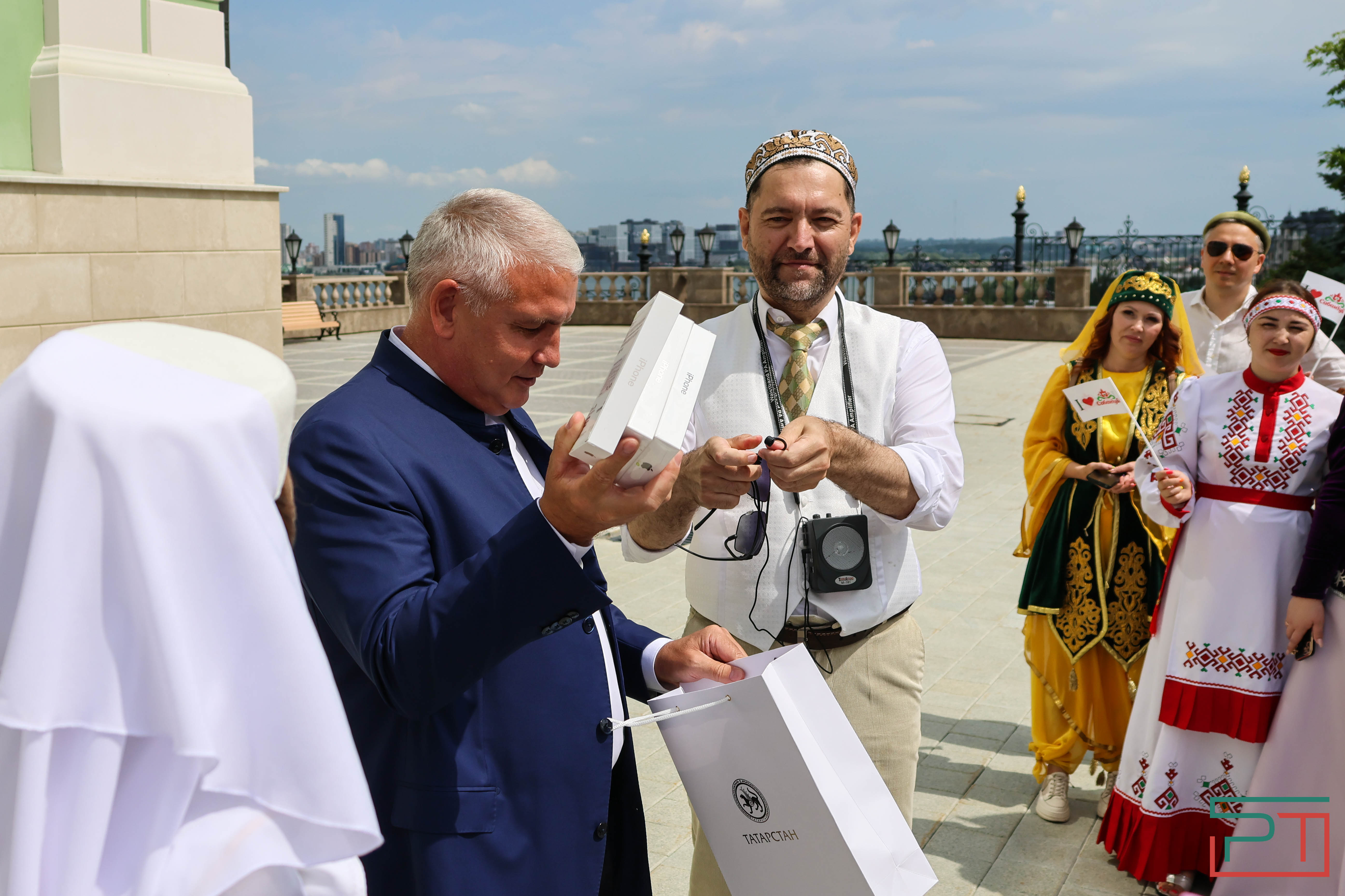 В Казани собрали подарки на Сабантуй