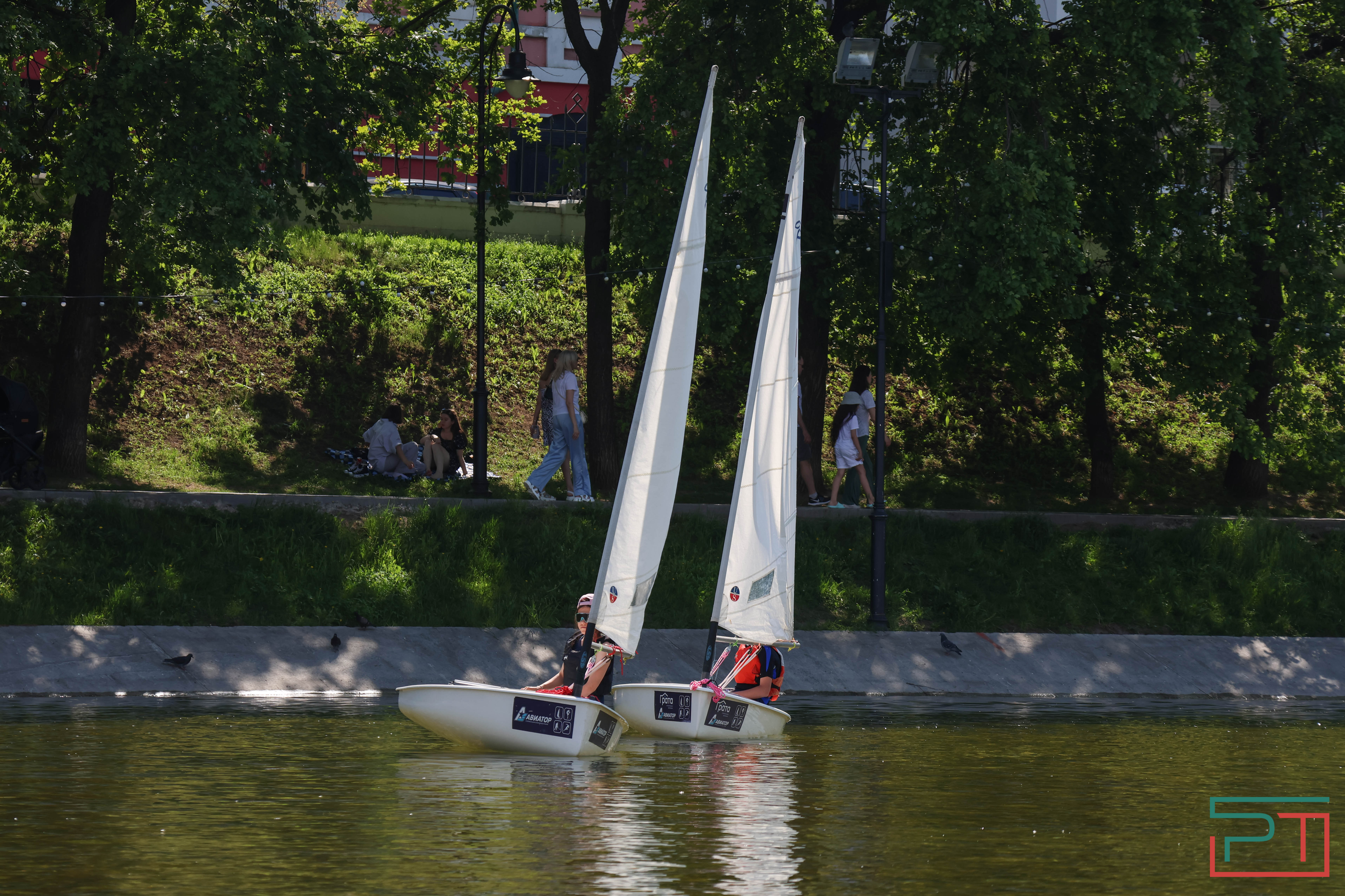 Благотворительная регата прошла в парке "Черное озеро"