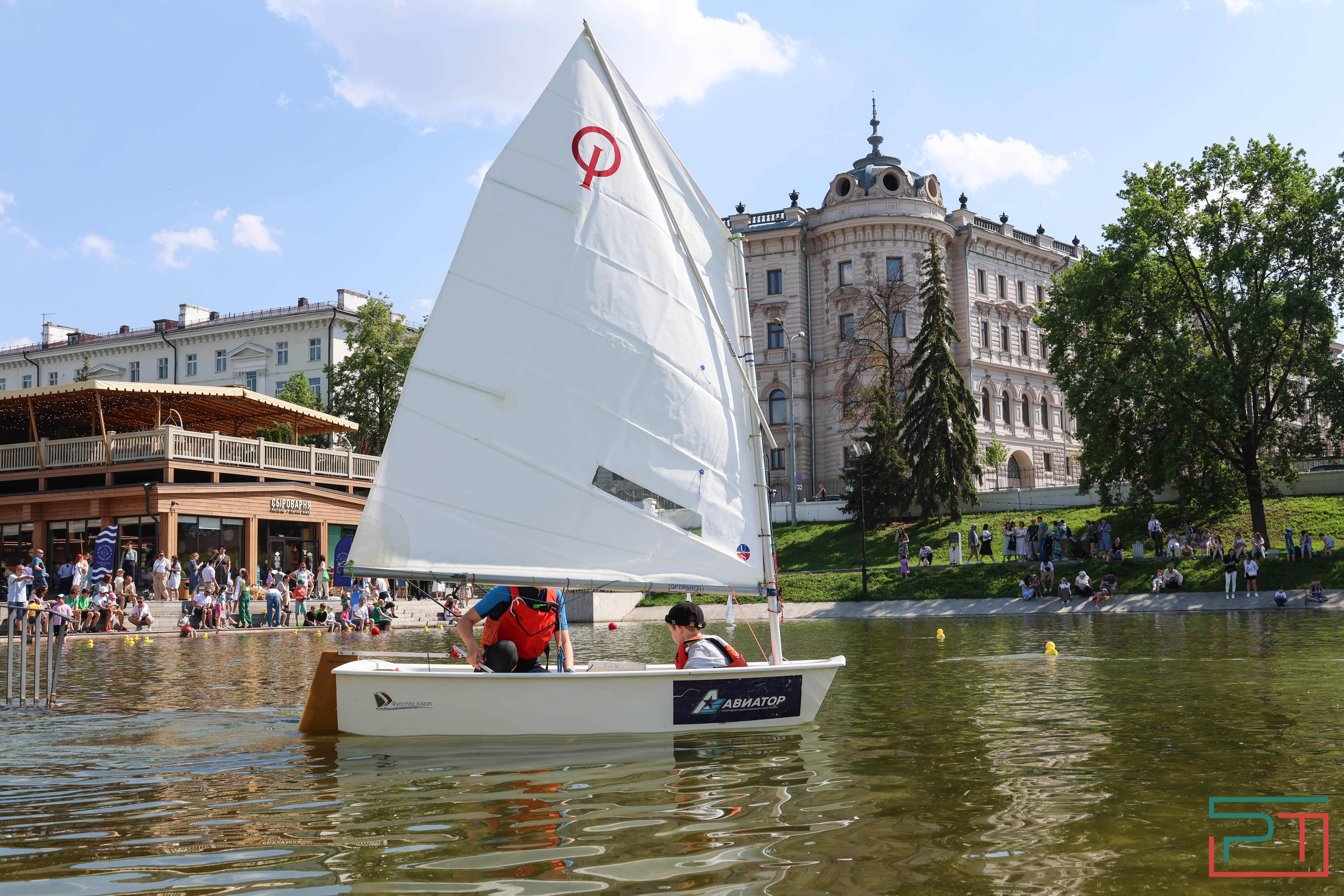 Благотворительная регата прошла в парке "Черное озеро"