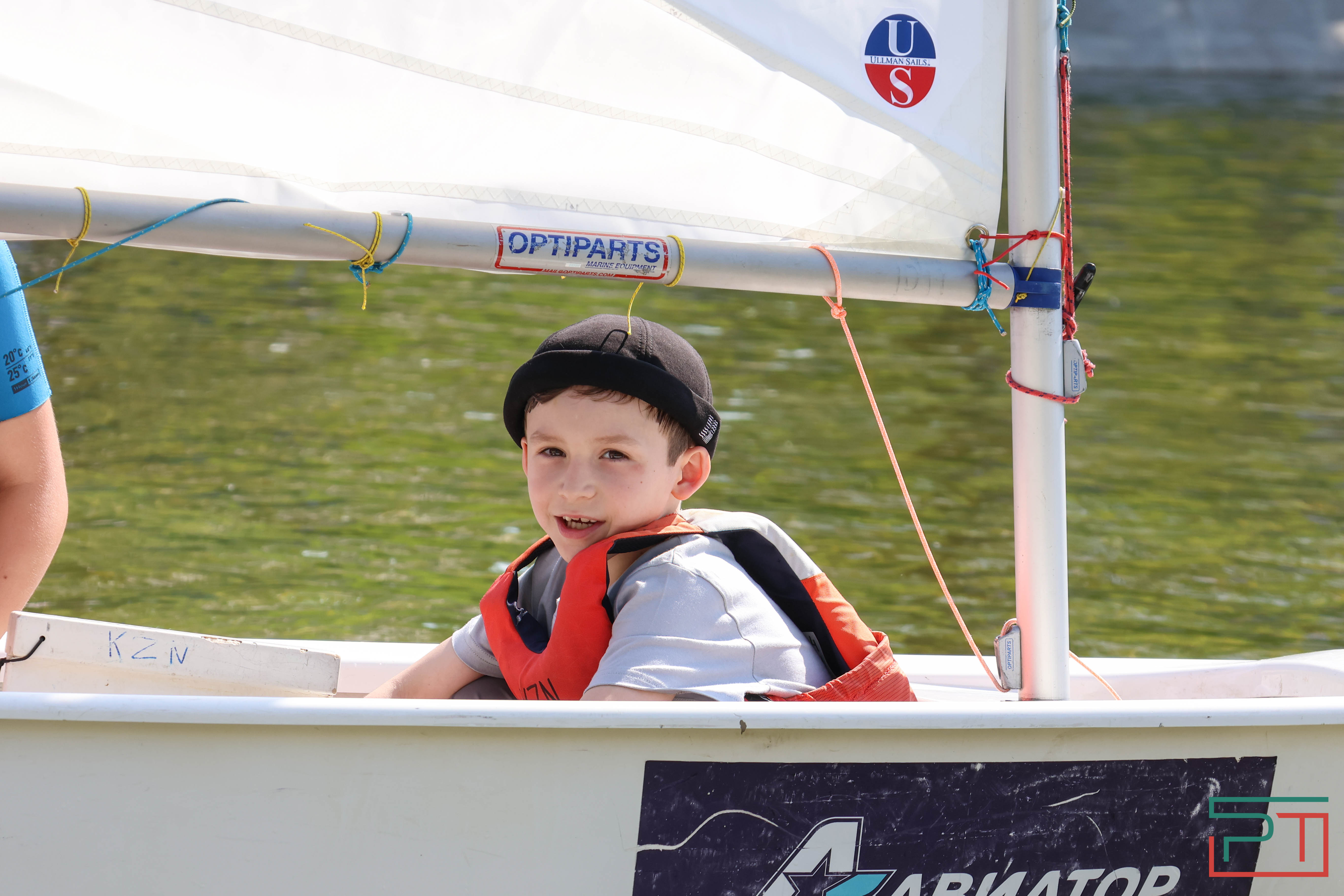 Благотворительная регата прошла в парке "Черное озеро"