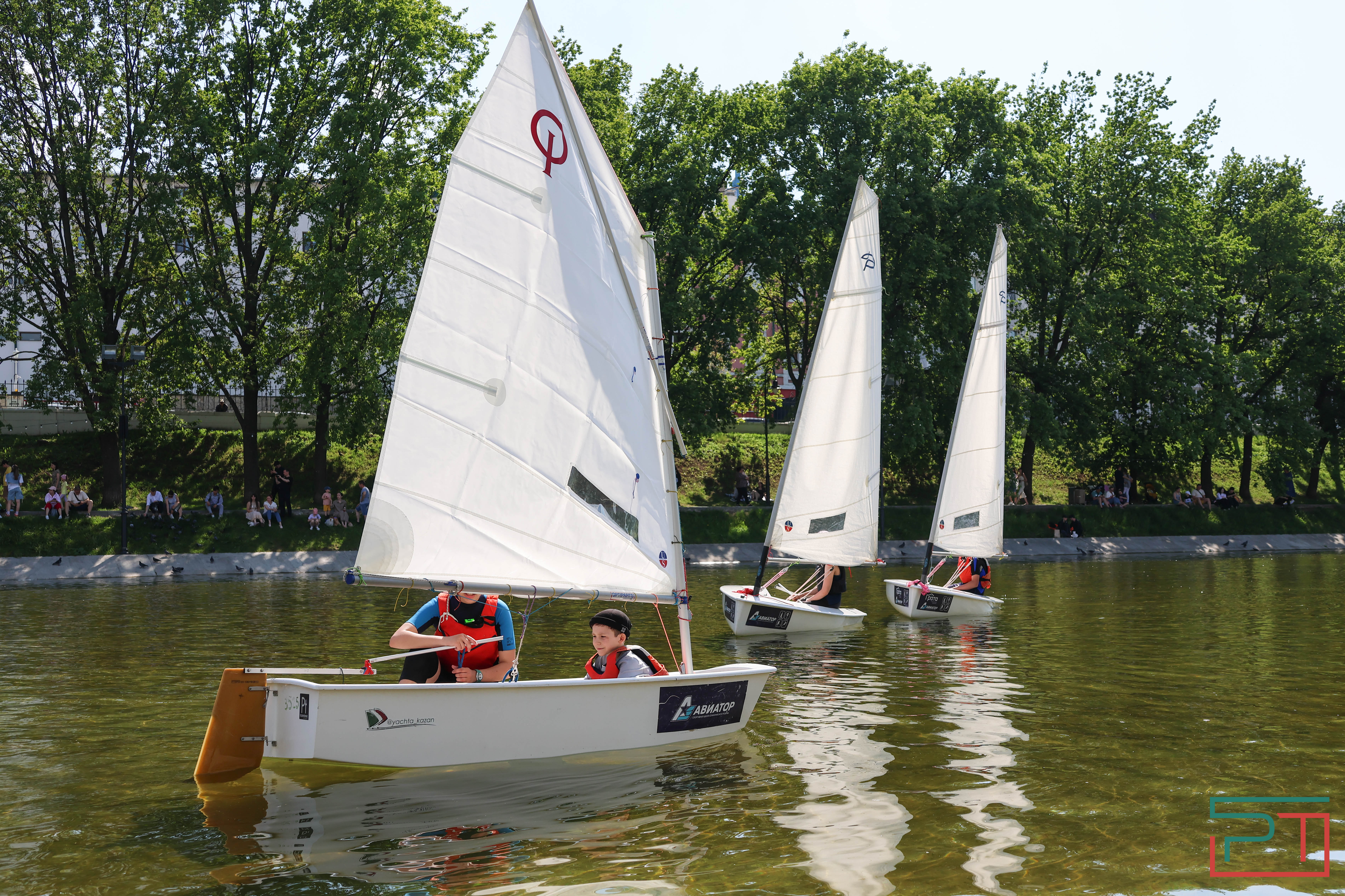 Благотворительная регата прошла в парке "Черное озеро"