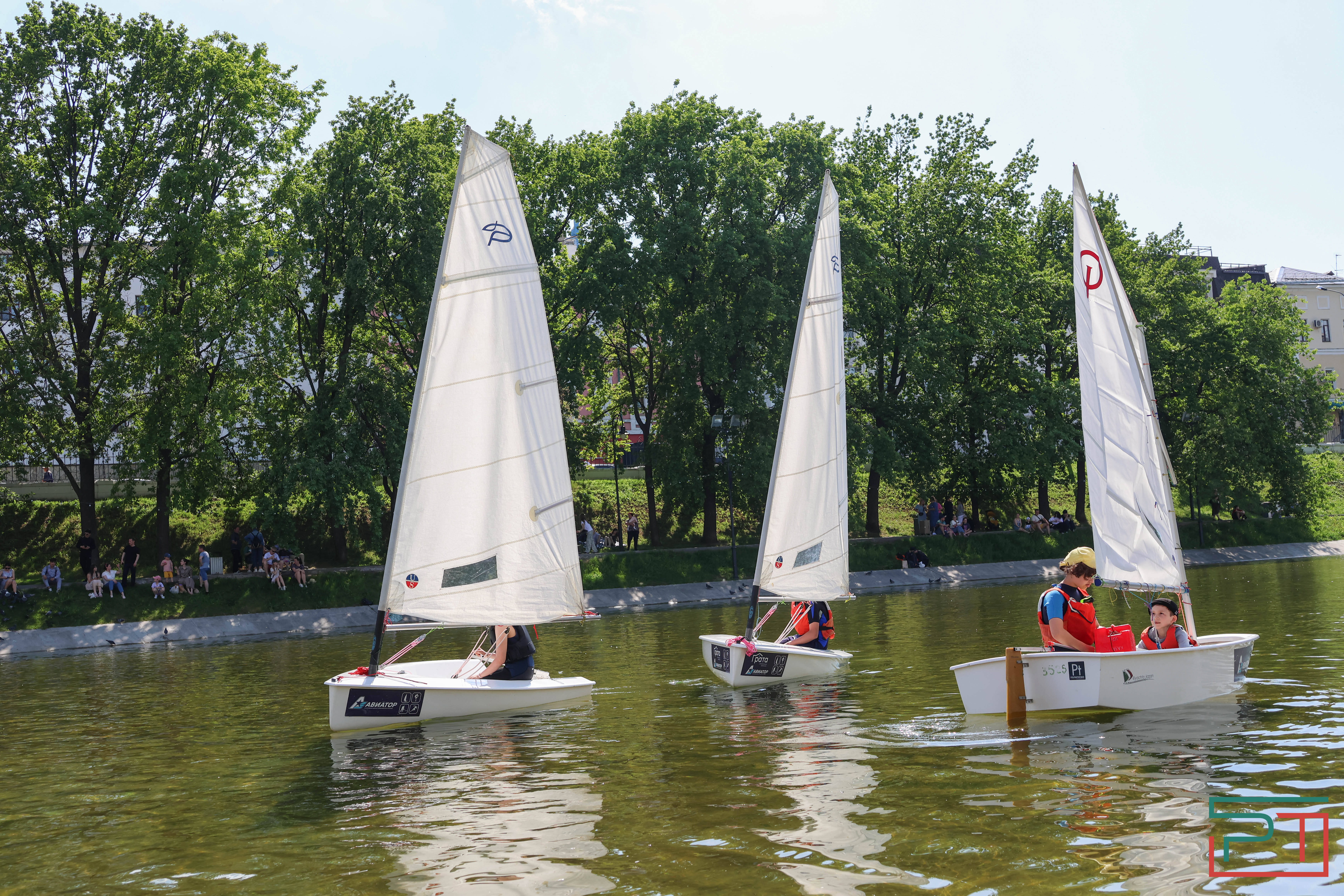 Благотворительная регата прошла в парке "Черное озеро"
