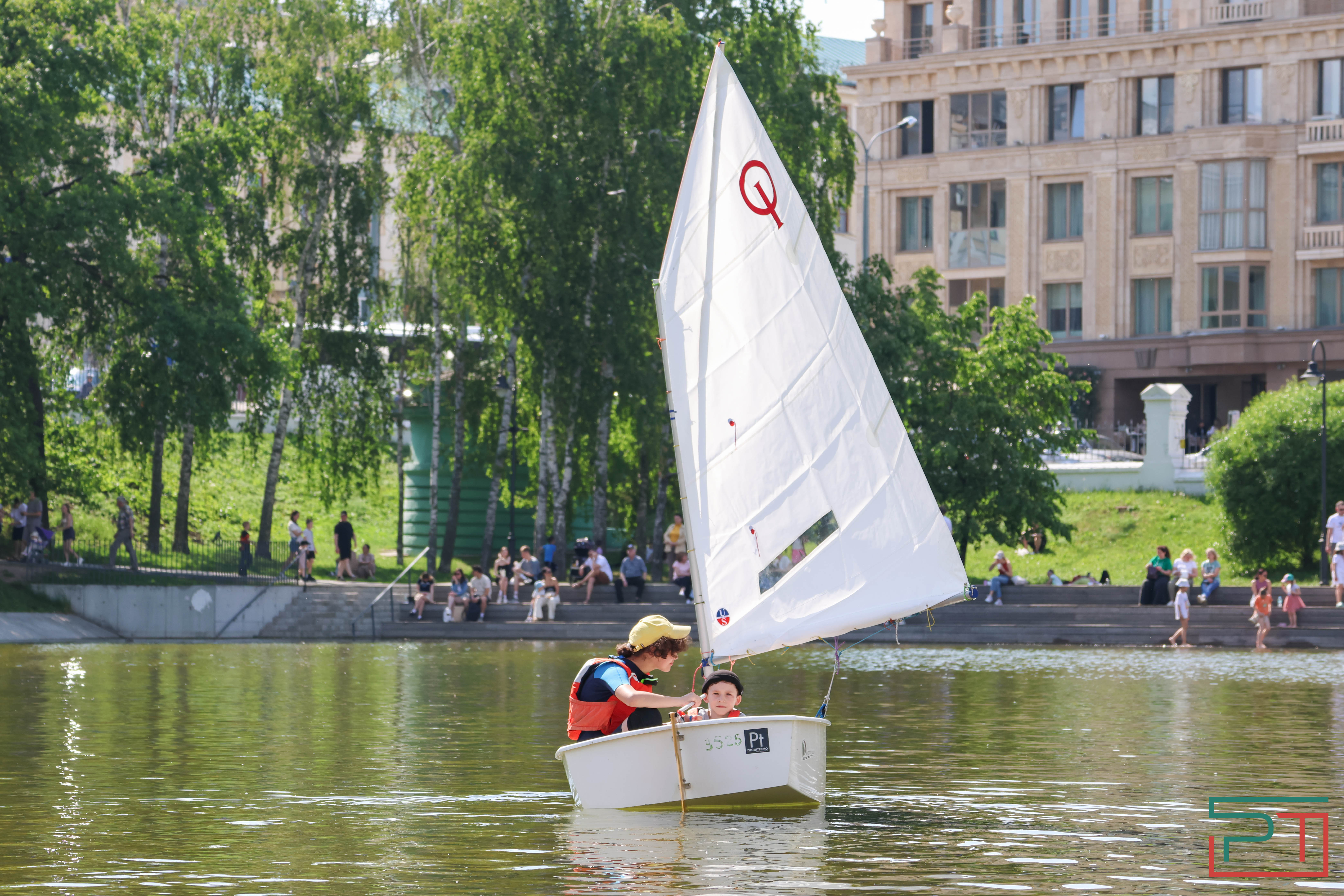 Благотворительная регата прошла в парке "Черное озеро"