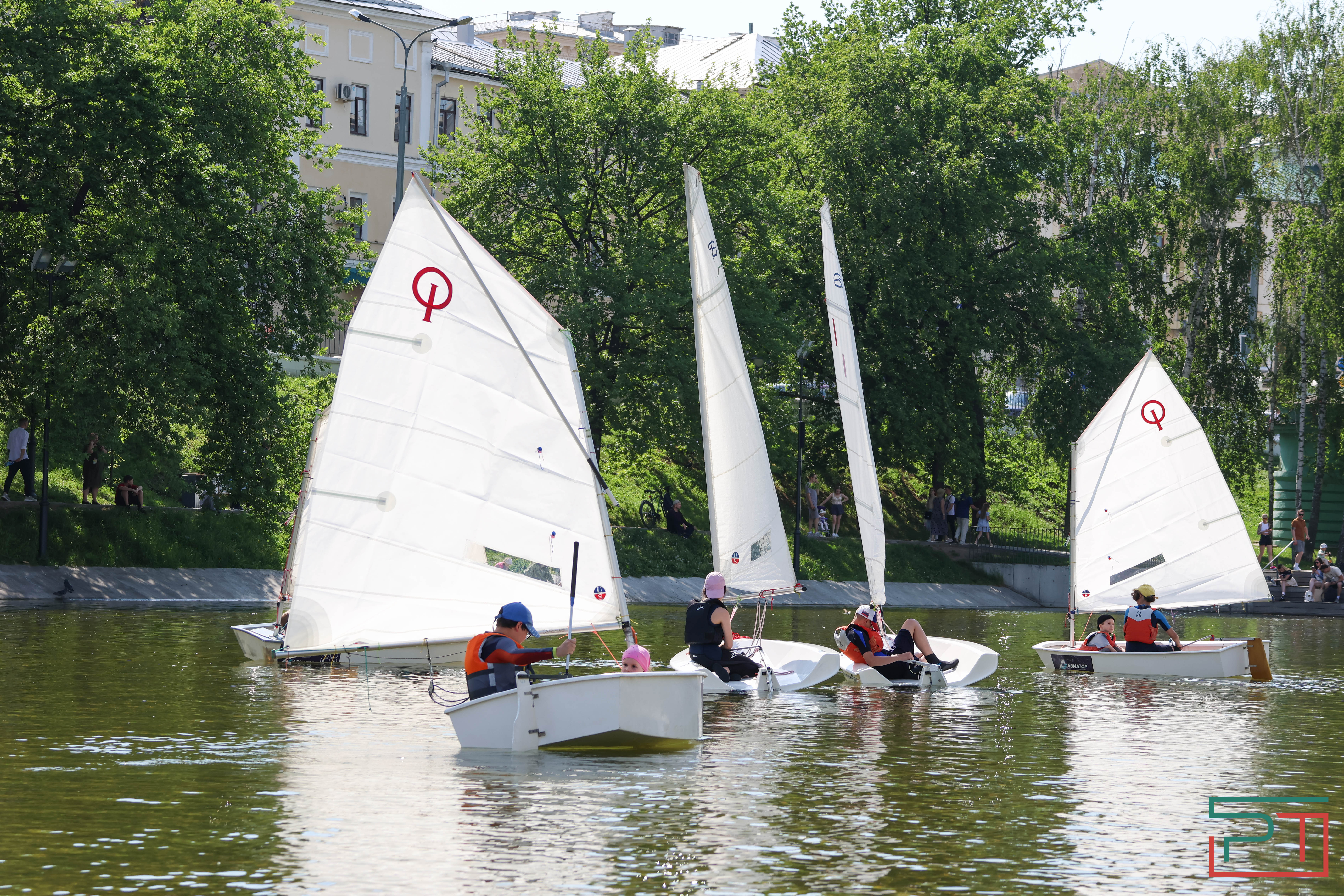 Благотворительная регата прошла в парке "Черное озеро"