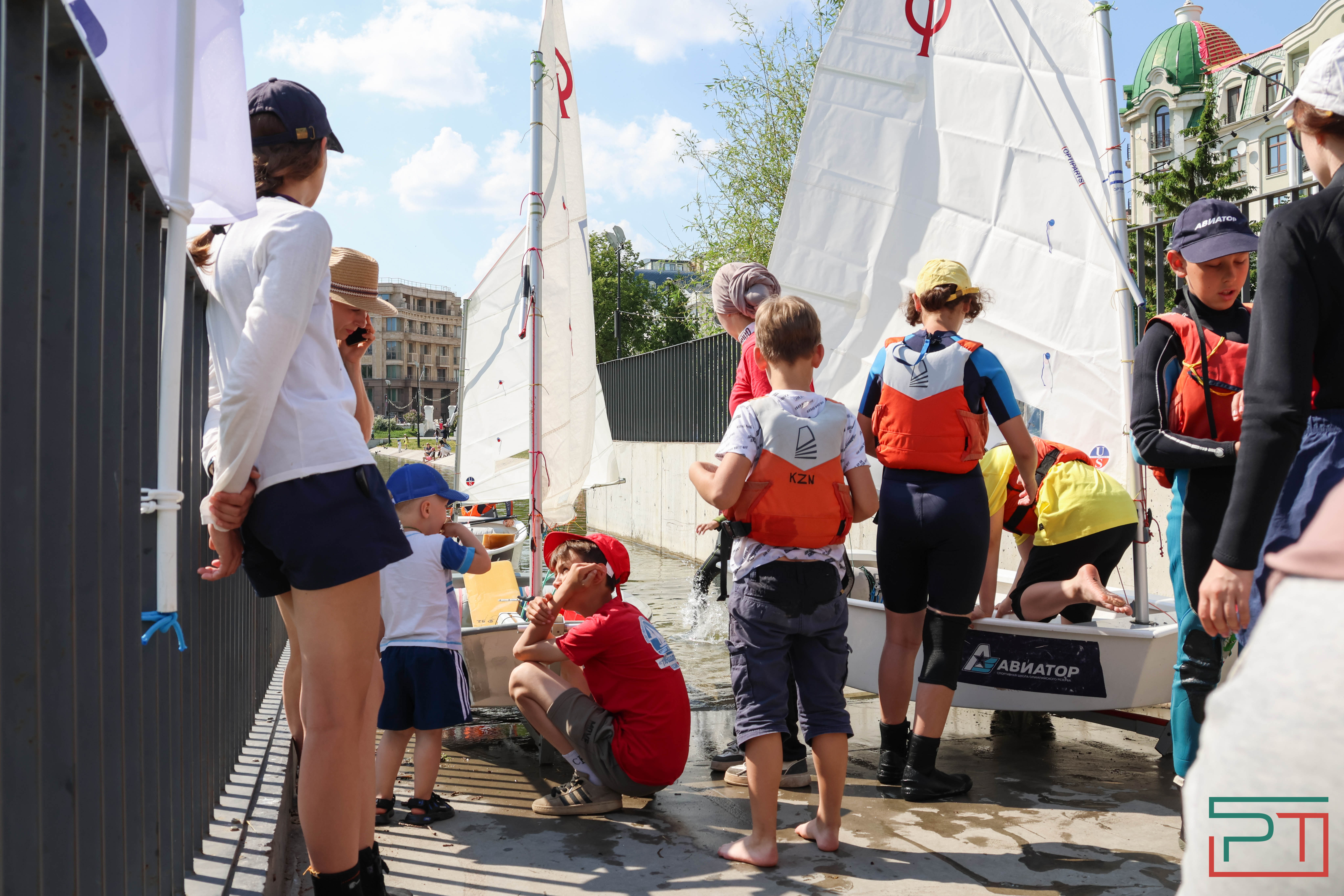 Благотворительная регата прошла в парке "Черное озеро"