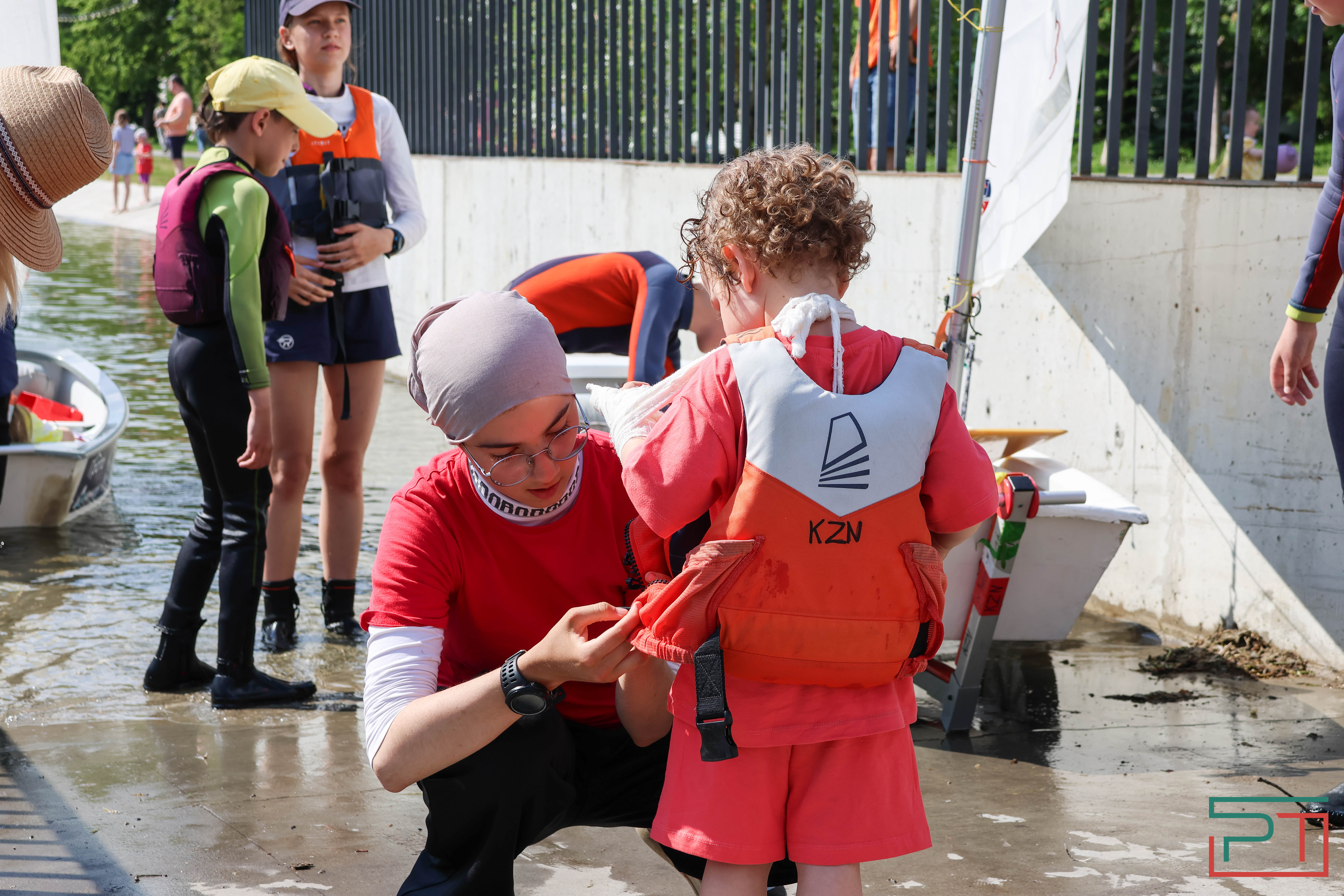 Благотворительная регата прошла в парке "Черное озеро"