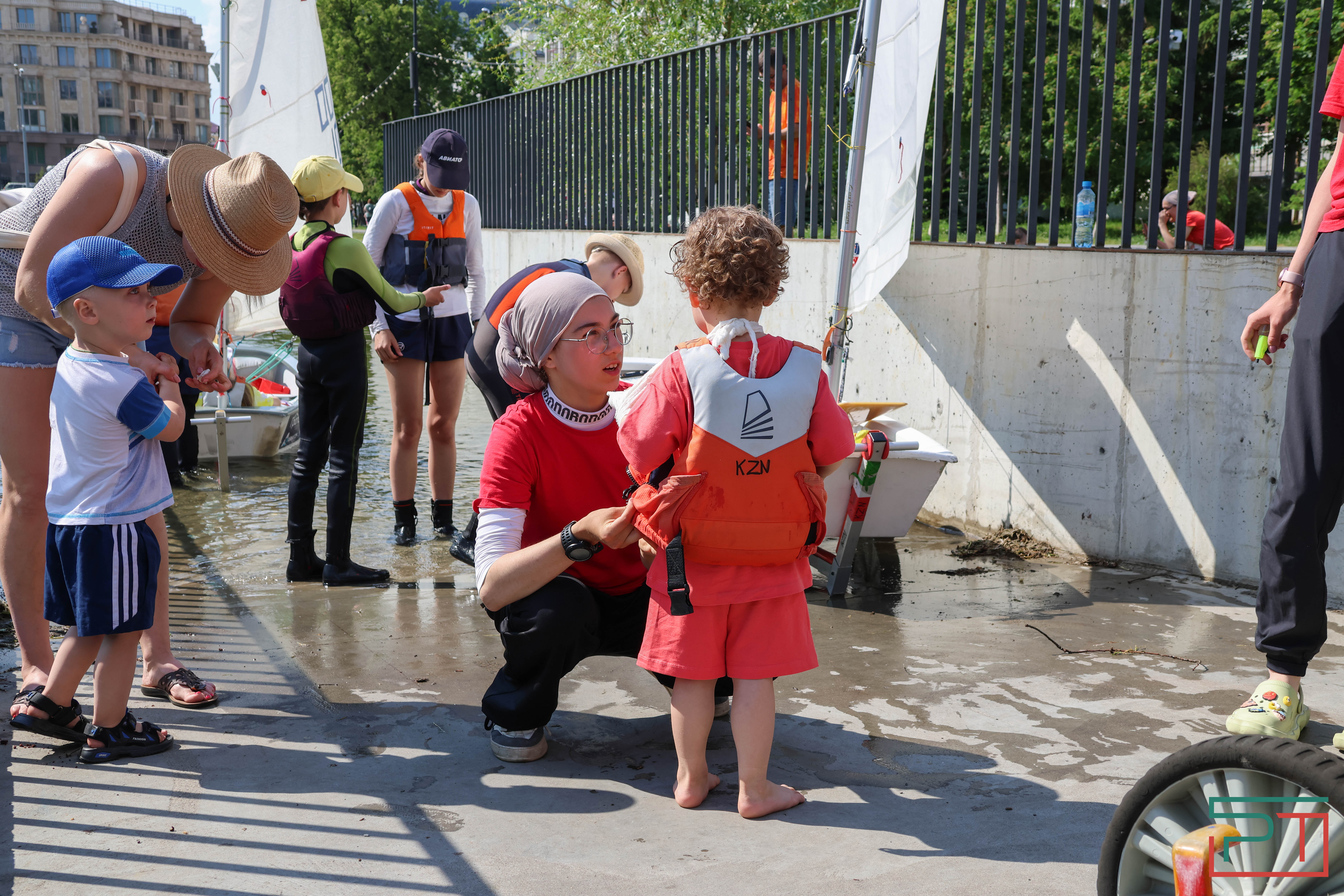 Благотворительная регата прошла в парке "Черное озеро"