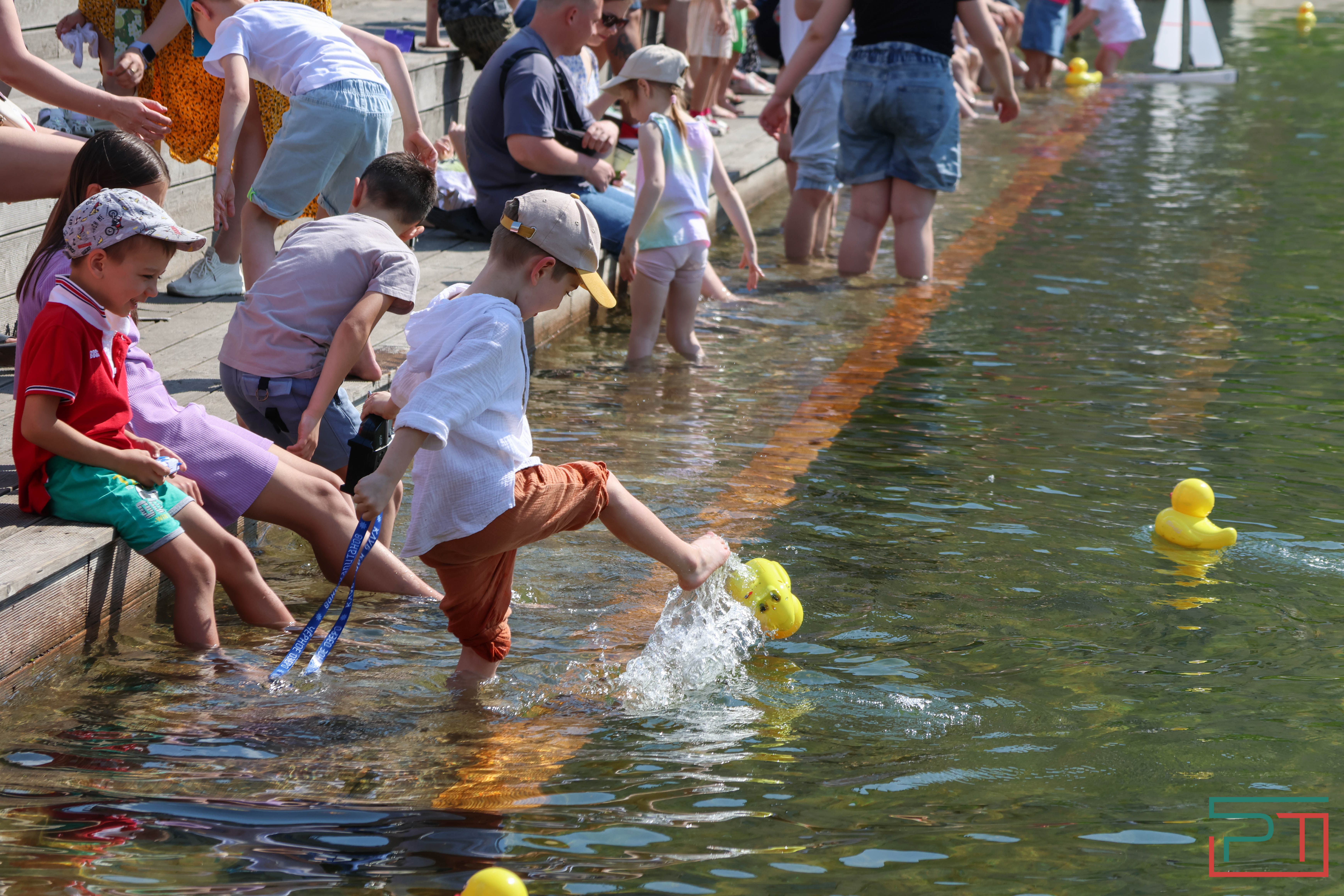 Благотворительная регата прошла в парке "Черное озеро"