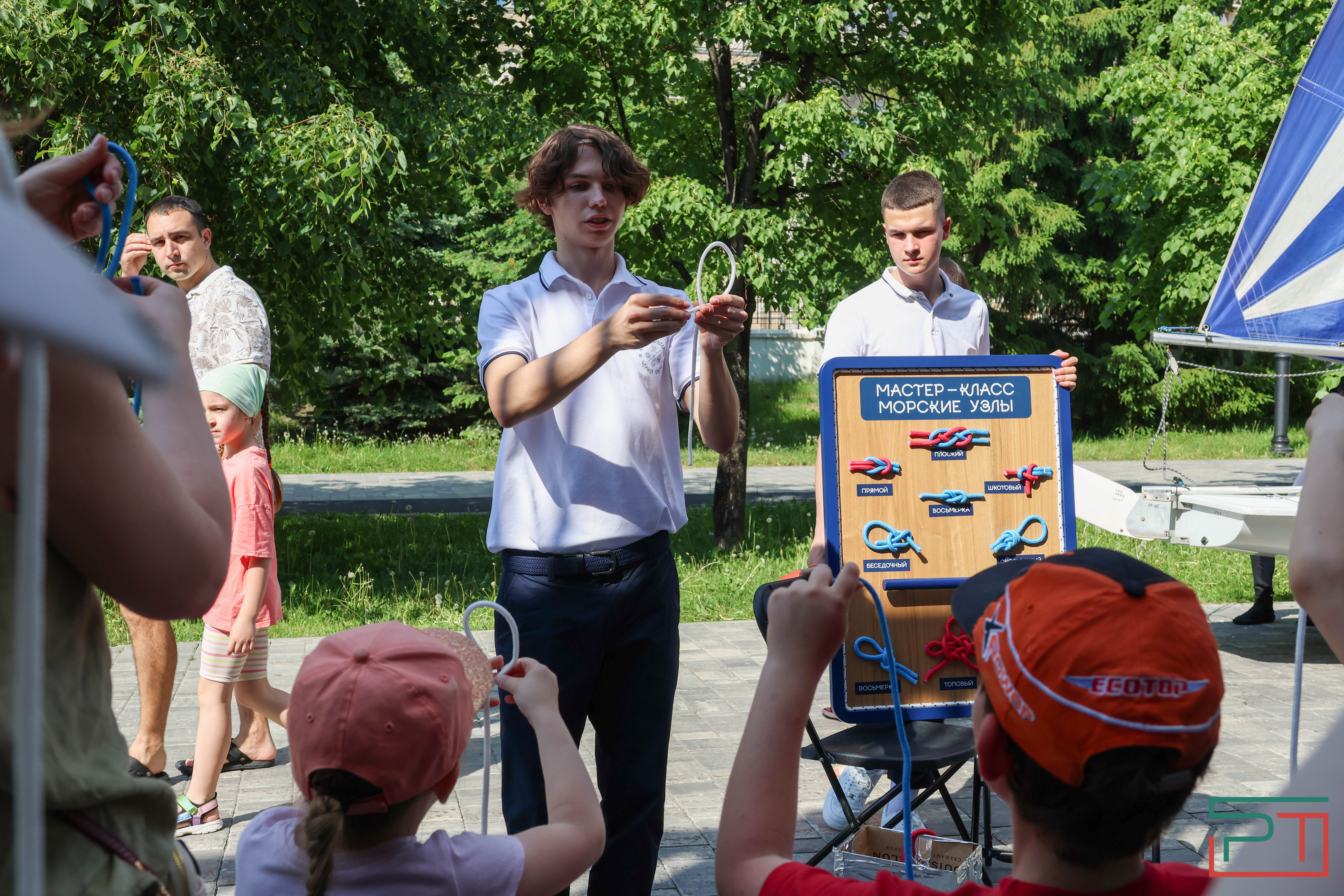 Благотворительная регата прошла в парке "Черное озеро"