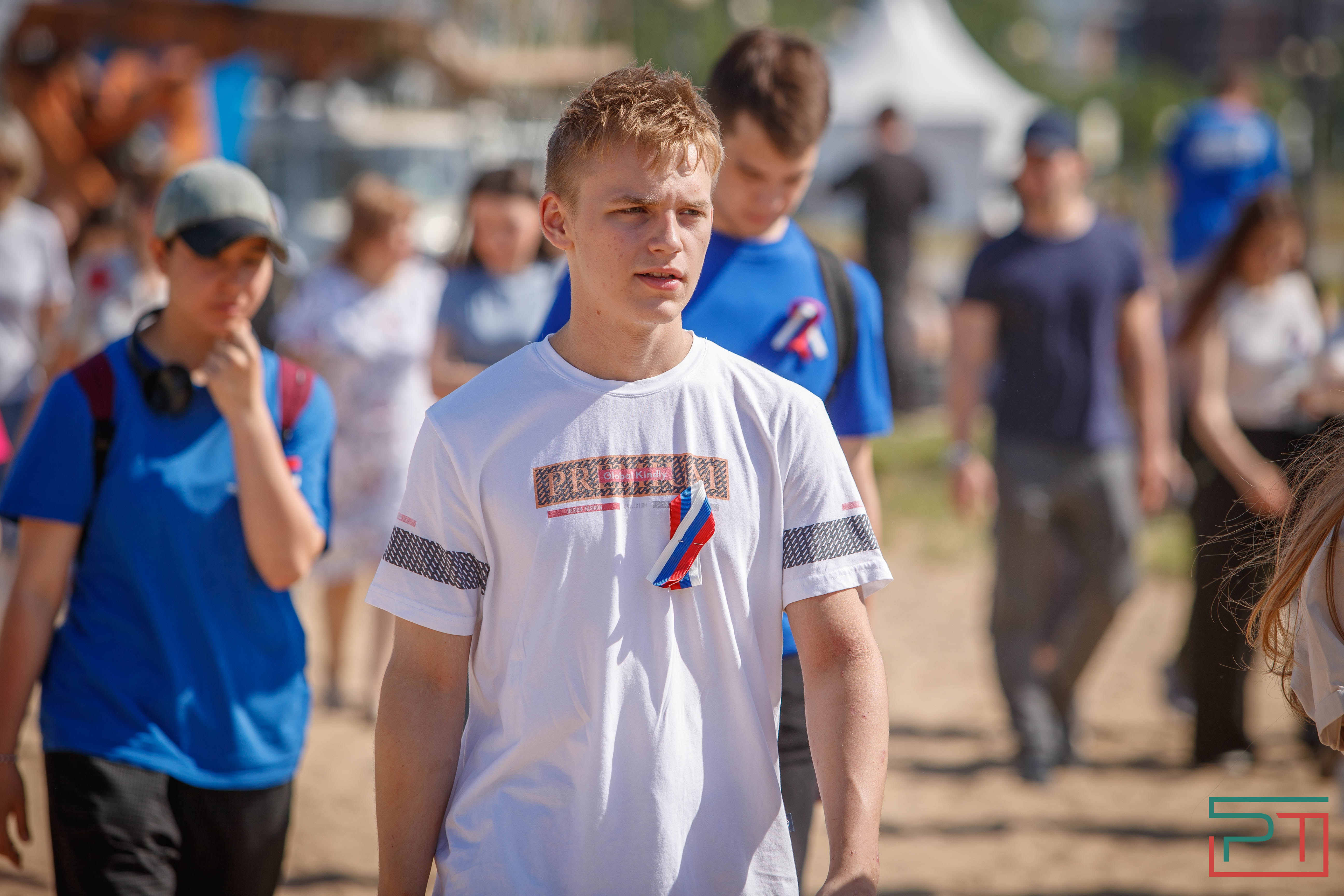 Жители Казани развернули самый большой флаг России