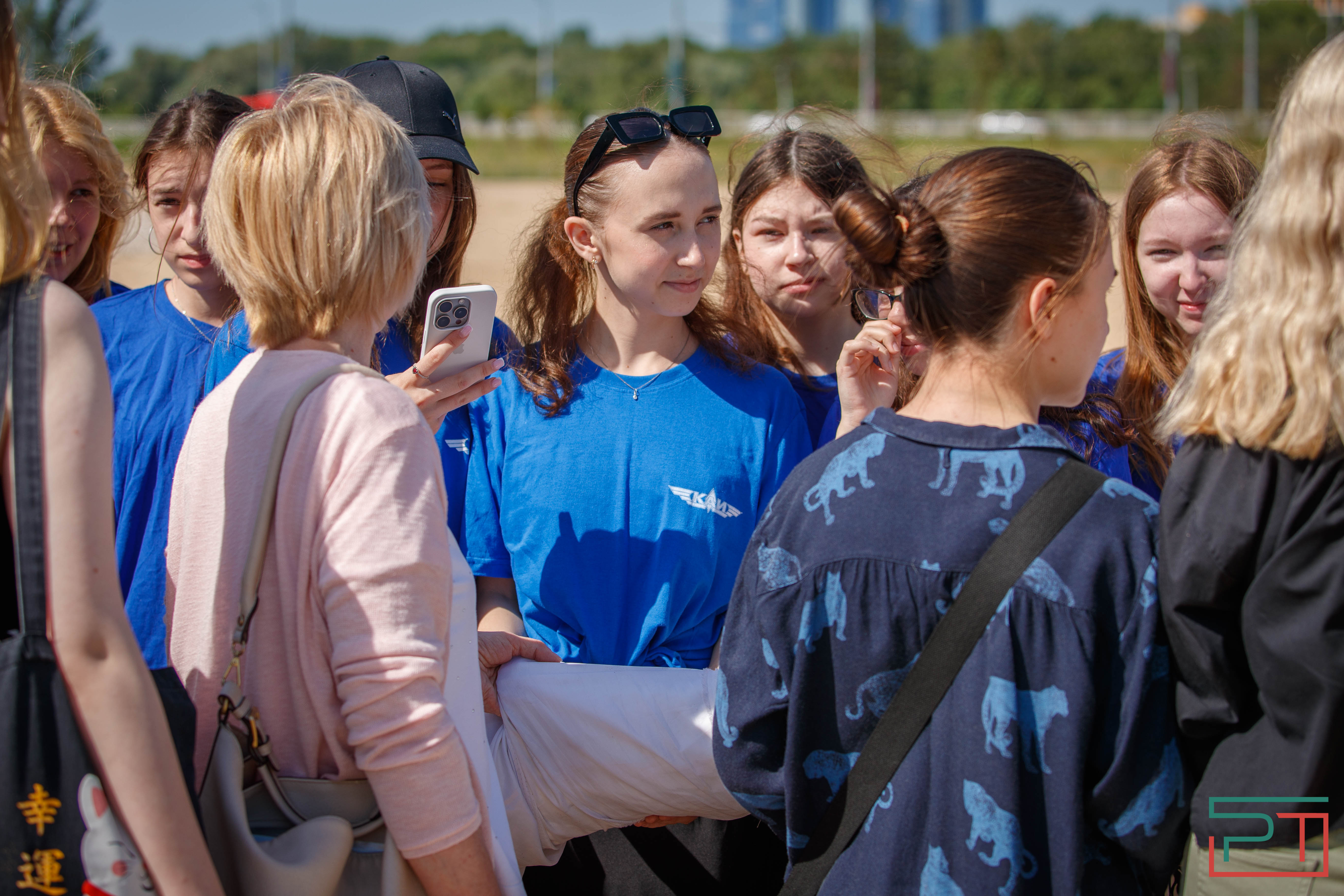 Жители Казани развернули самый большой флаг России