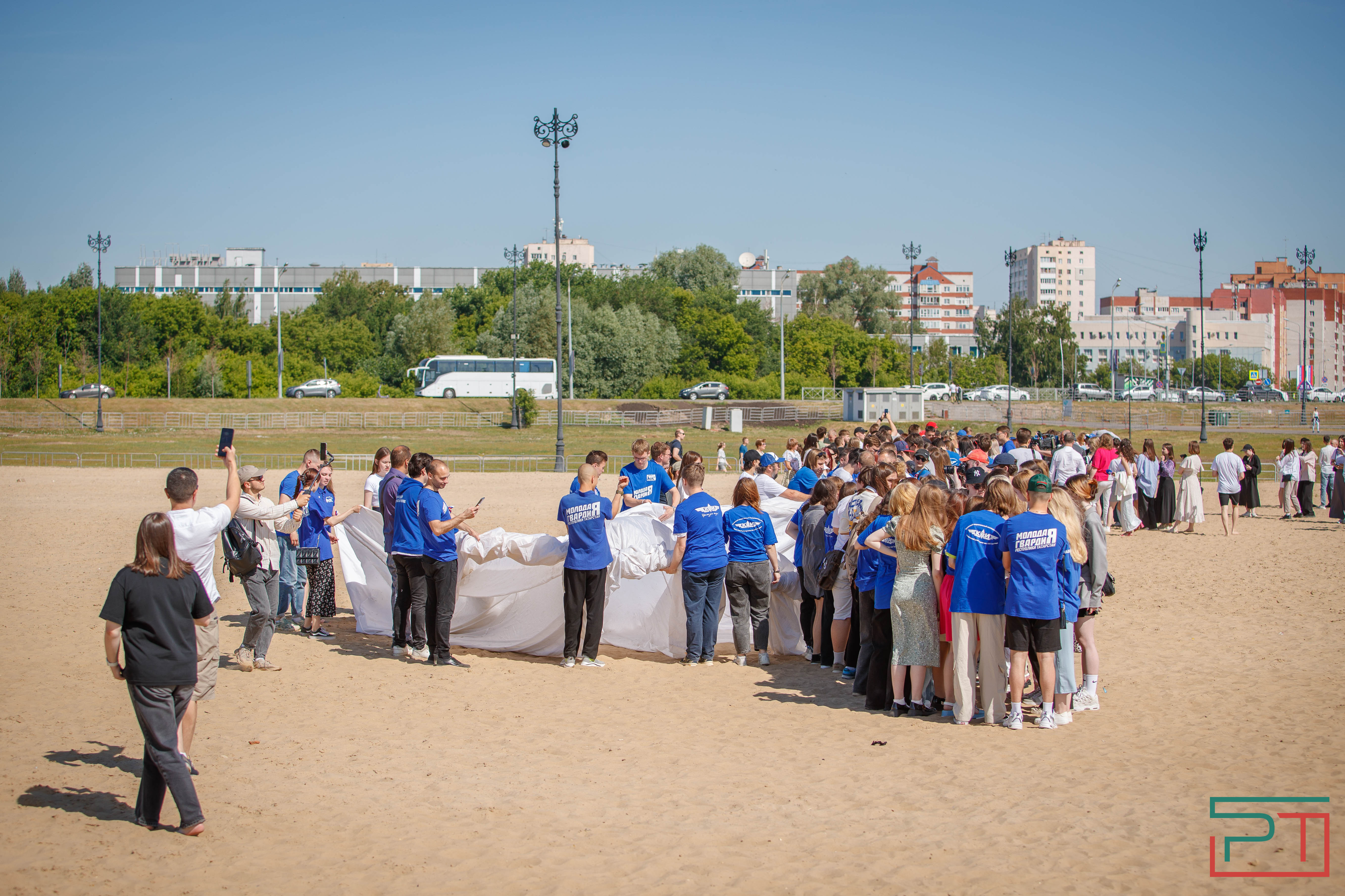 Жители Казани развернули самый большой флаг России