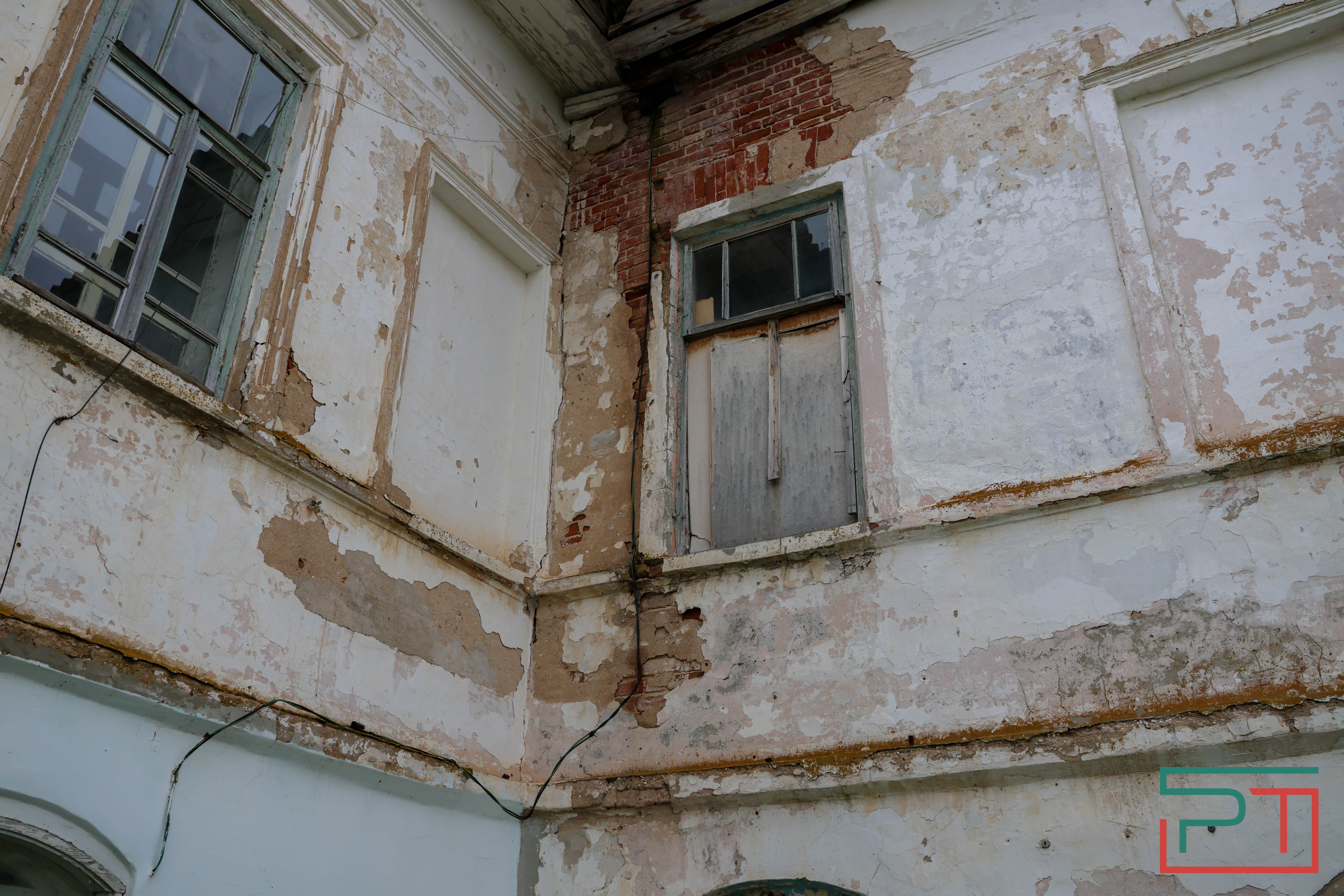 «Это зеркало видело 1917 год»: жители села в Татарстане спасают от разрушения помещичью усадьбу