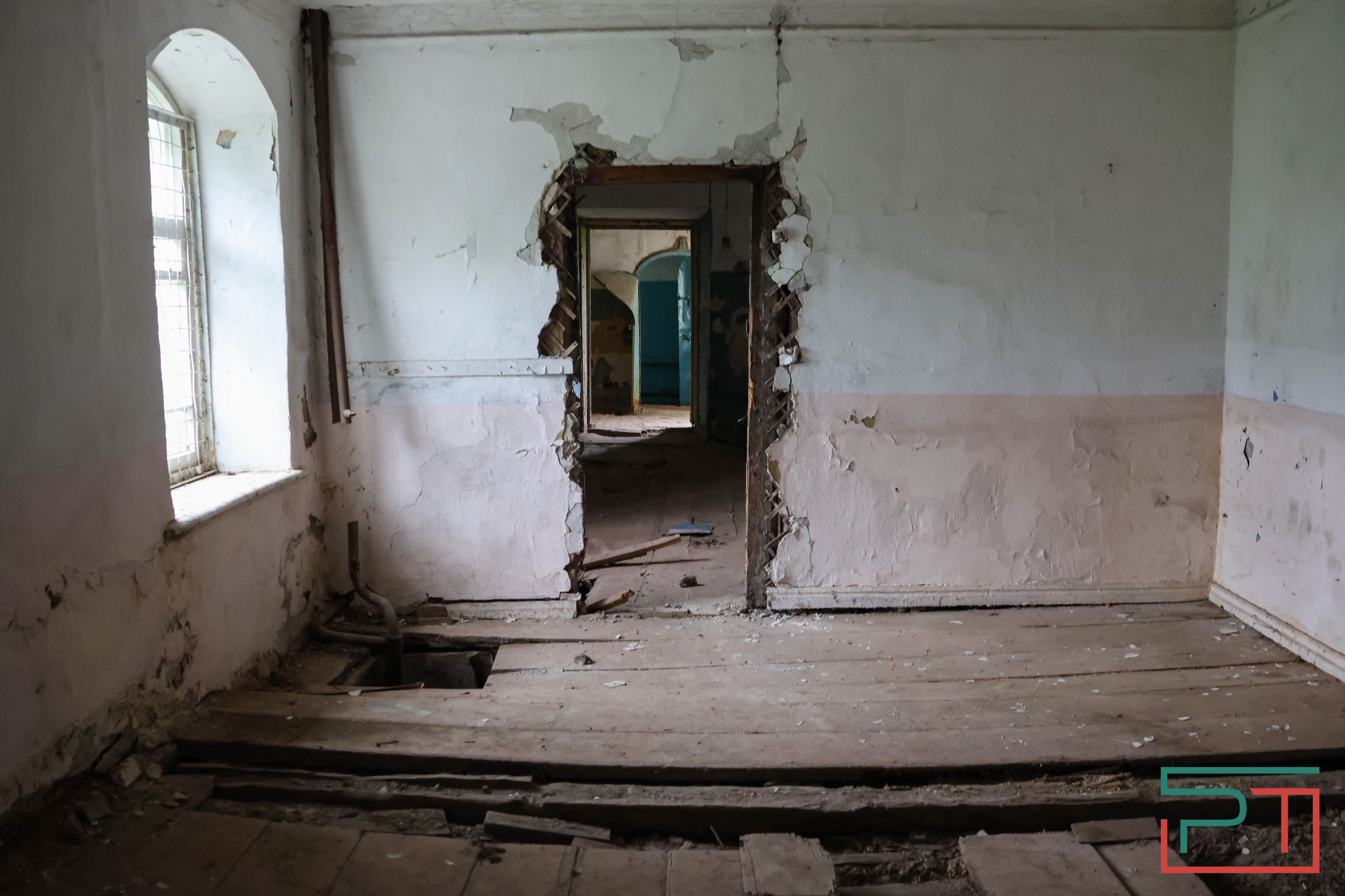 «Это зеркало видело 1917 год»: жители села в Татарстане спасают от разрушения помещичью усадьбу