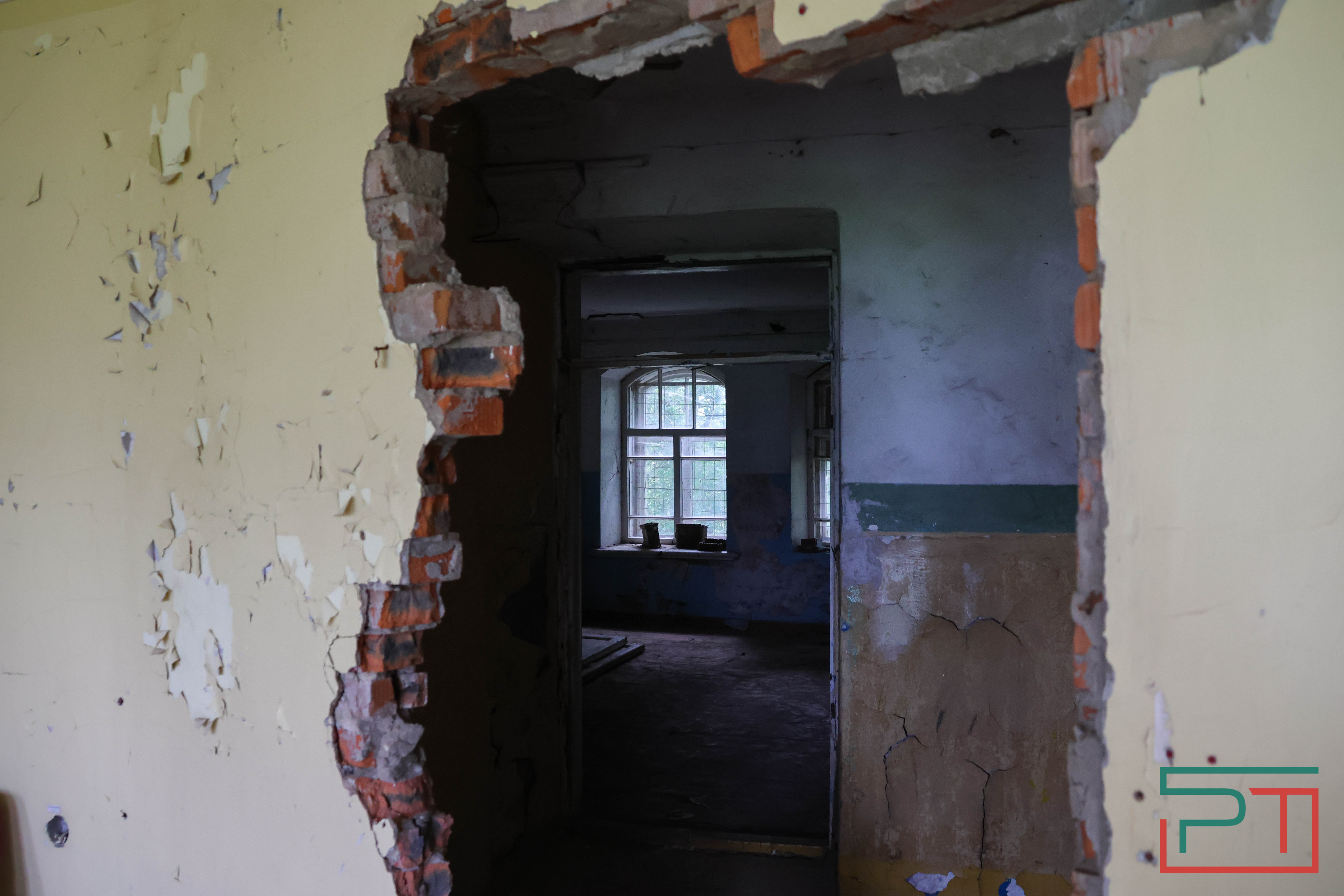 «Это зеркало видело 1917 год»: жители села в Татарстане спасают от разрушения помещичью усадьбу