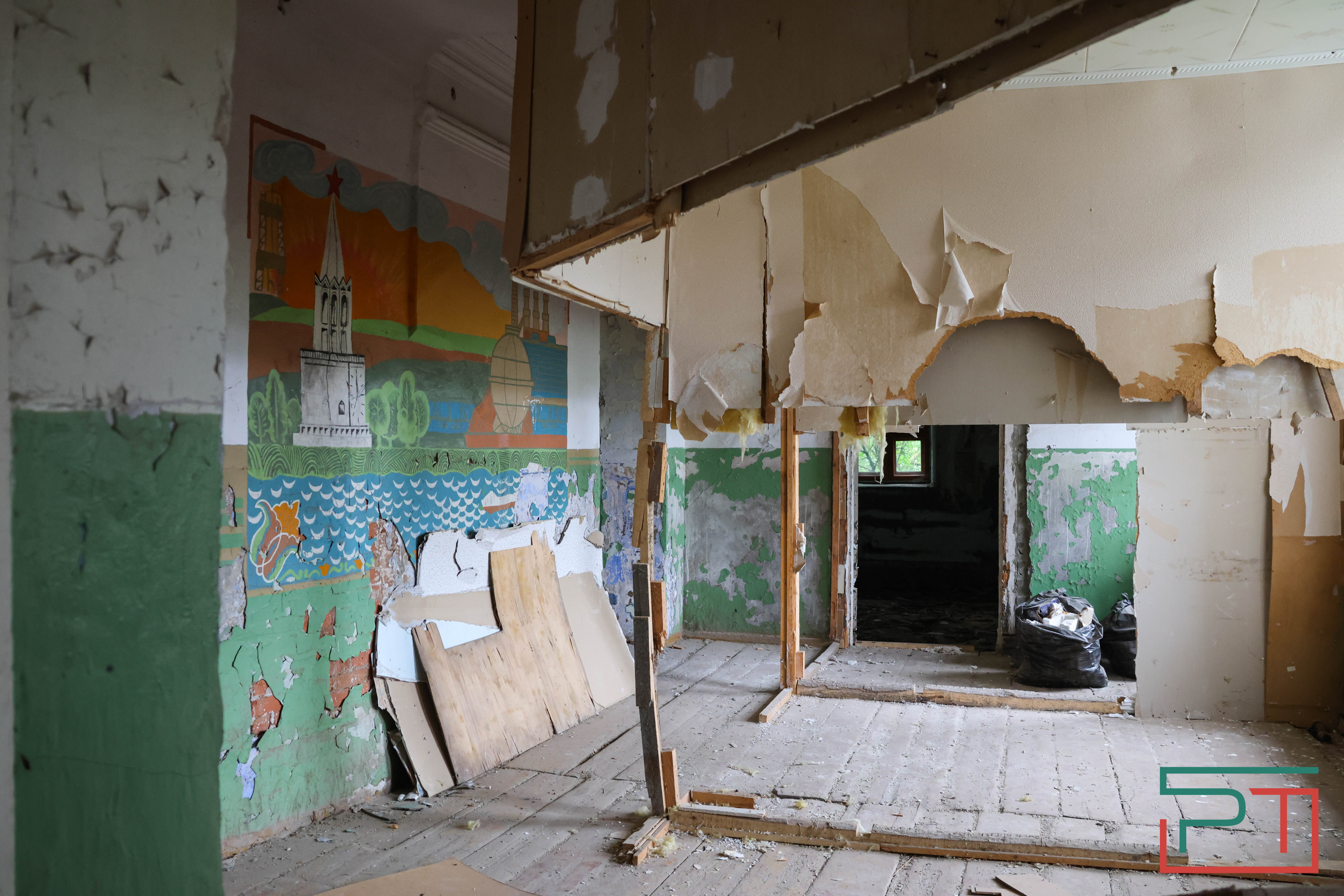 «Это зеркало видело 1917 год»: жители села в Татарстане спасают от разрушения помещичью усадьбу