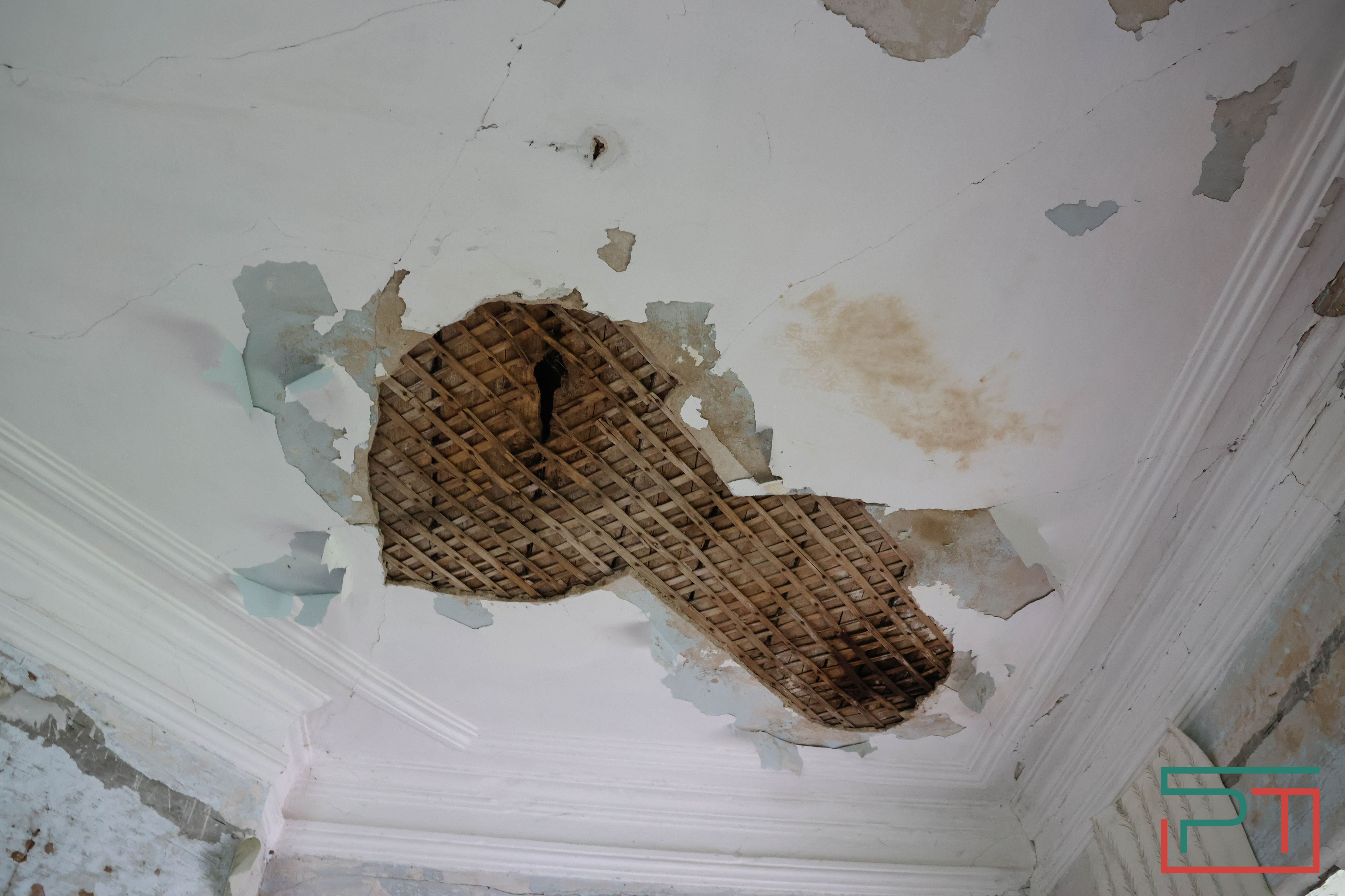 «Это зеркало видело 1917 год»: жители села в Татарстане спасают от разрушения помещичью усадьбу