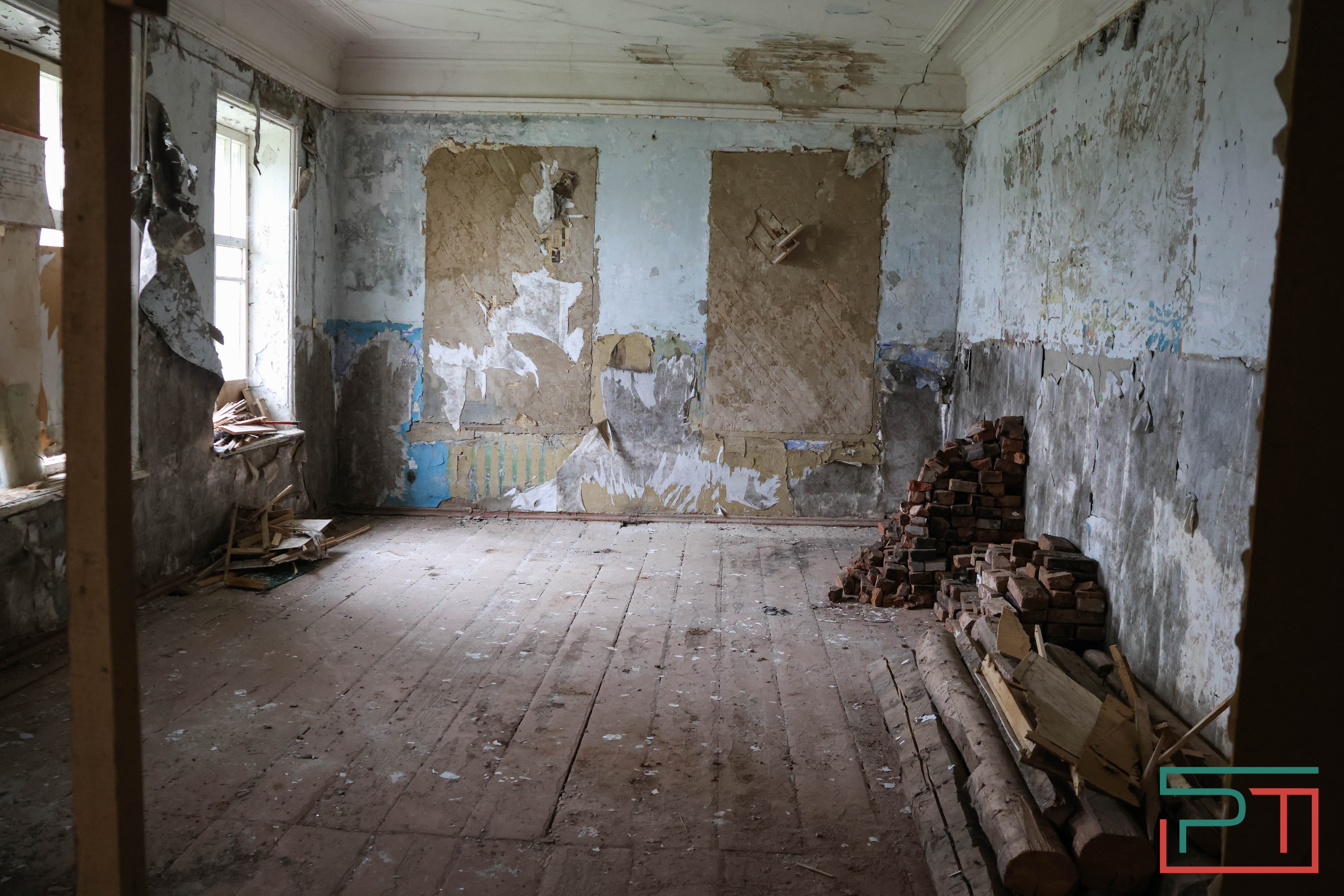 «Это зеркало видело 1917 год»: жители села в Татарстане спасают от разрушения помещичью усадьбу