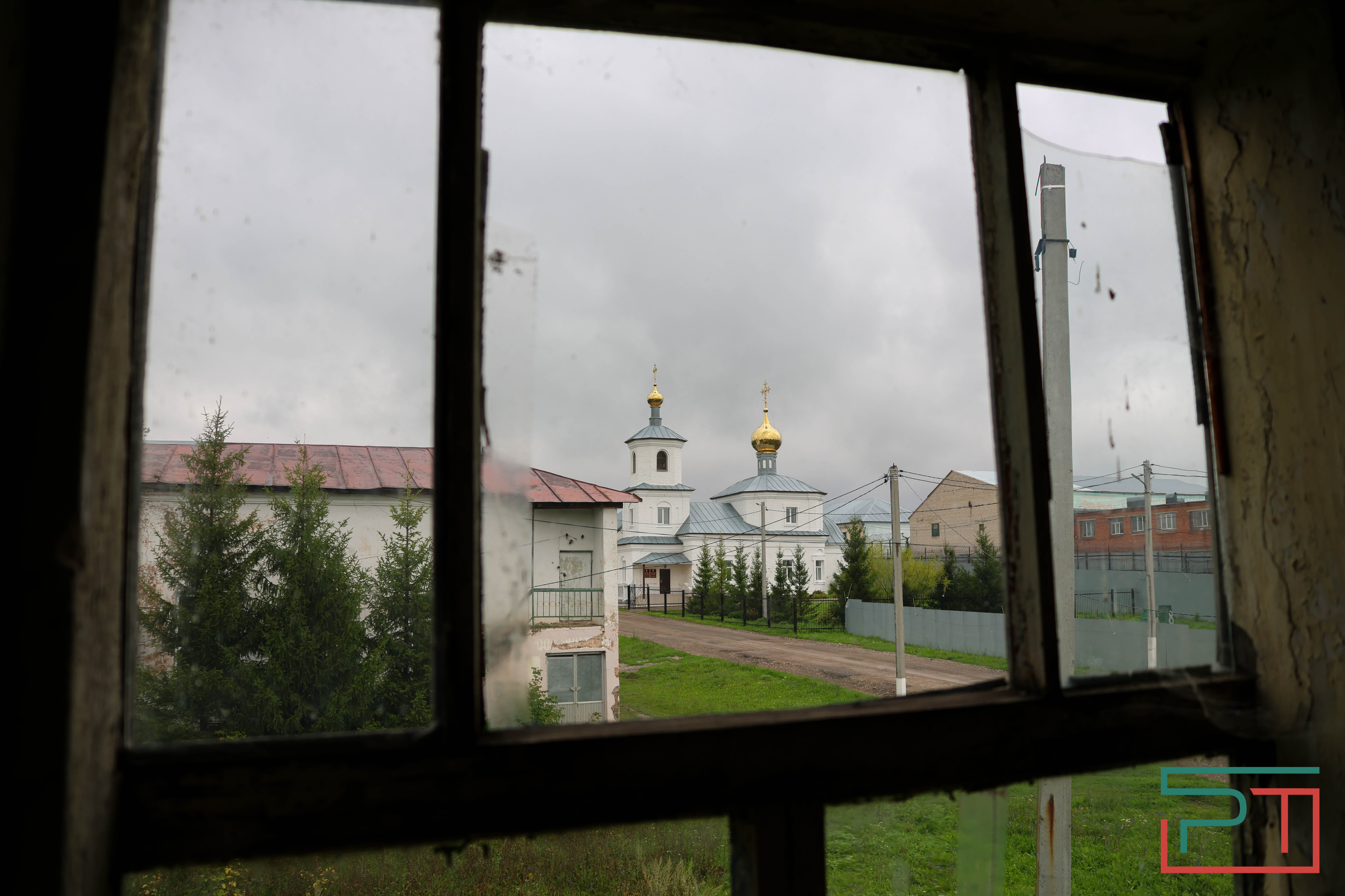 «Это зеркало видело 1917 год»: жители села в Татарстане спасают от разрушения помещичью усадьбу