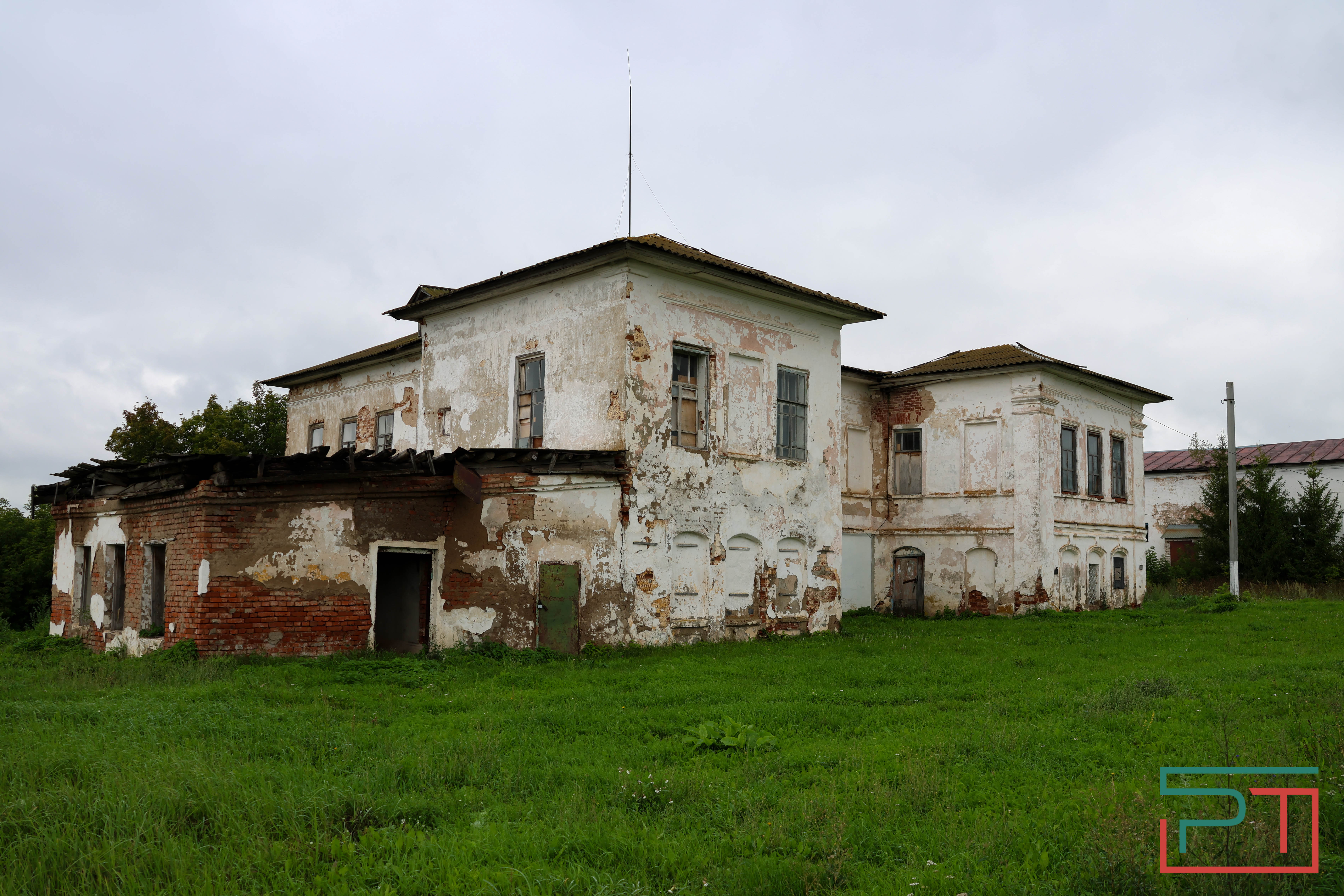 «Это зеркало видело 1917 год»: жители села в Татарстане спасают от разрушения помещичью усадьбу