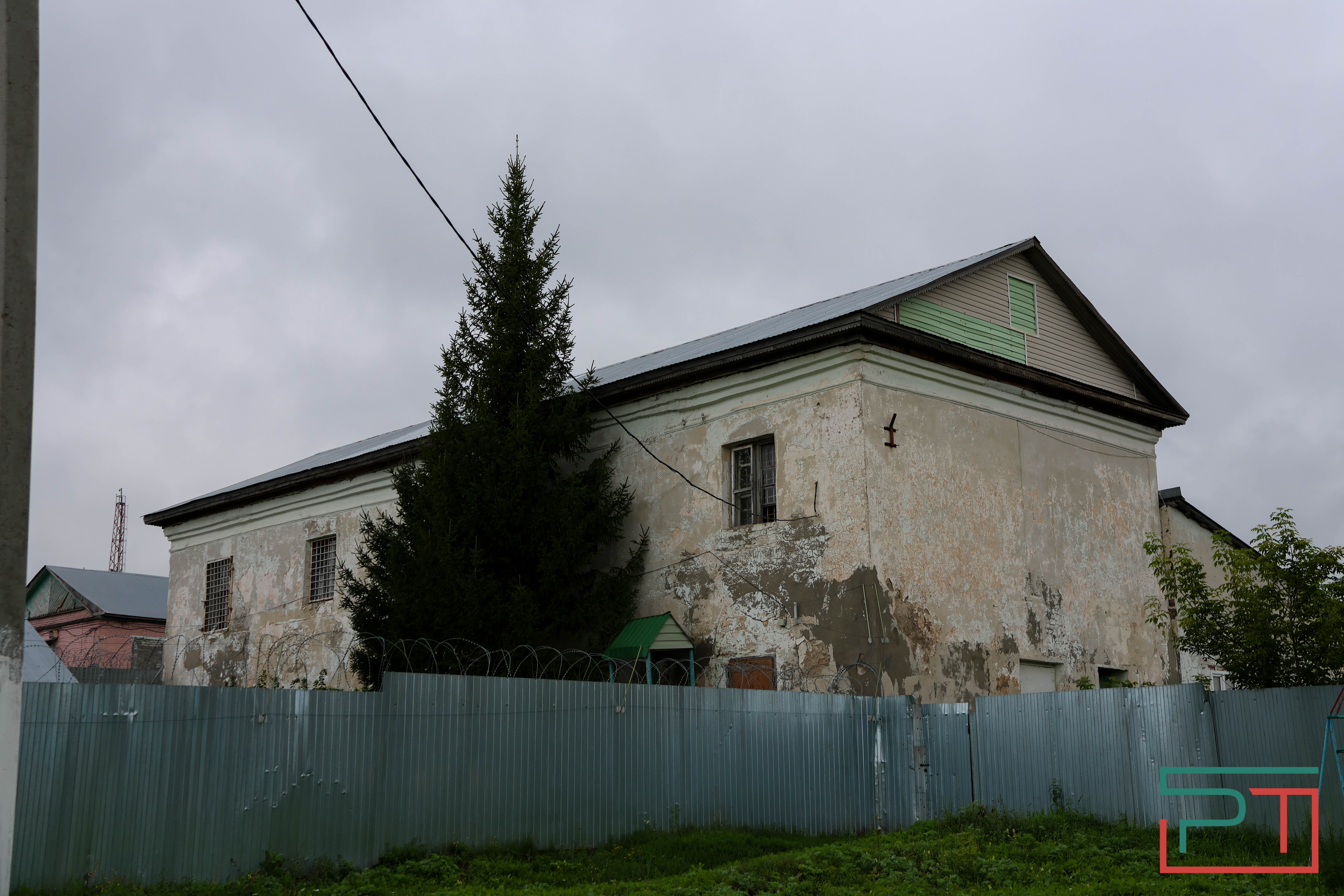 «Это зеркало видело 1917 год»: жители села в Татарстане спасают от разрушения помещичью усадьбу