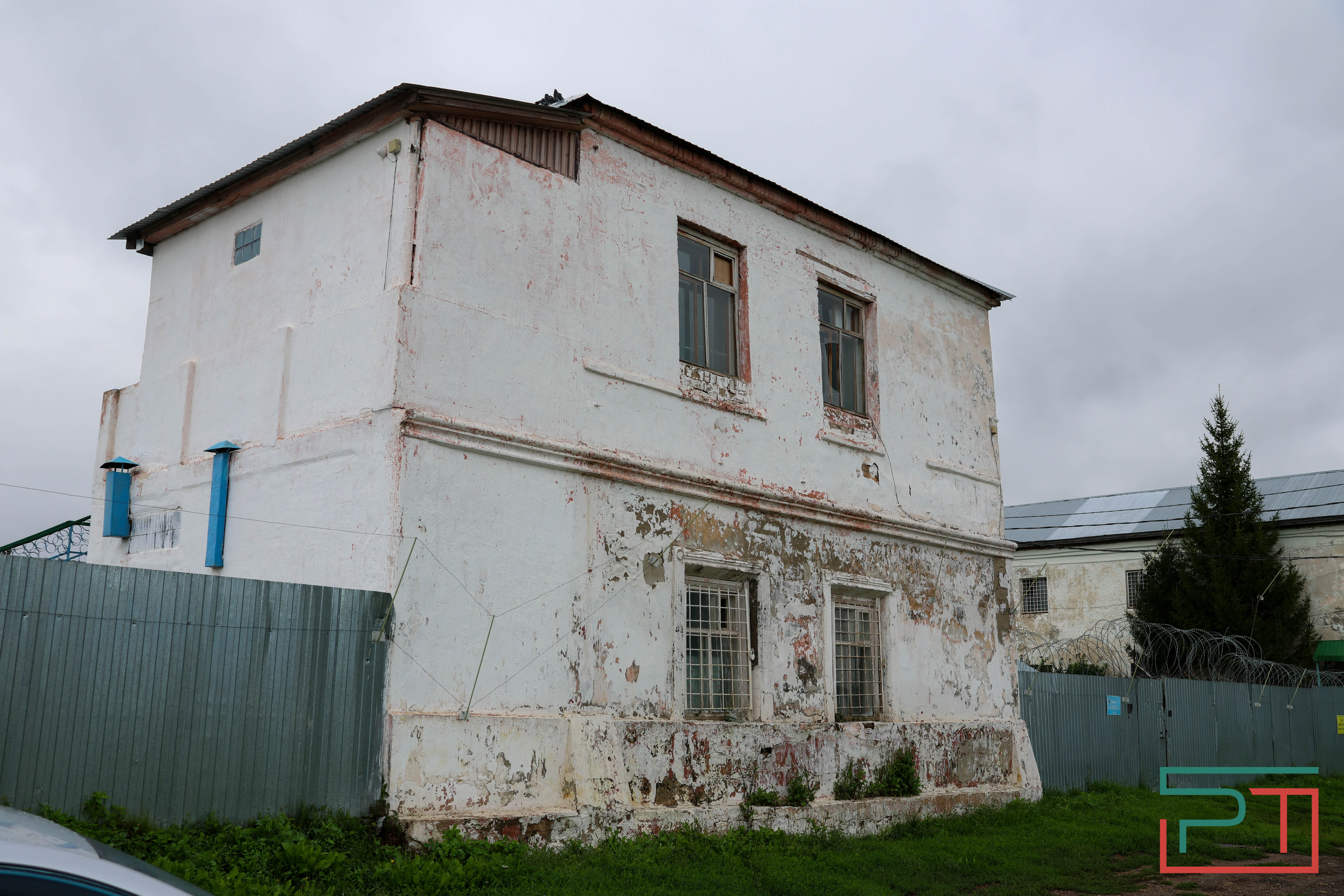 «Это зеркало видело 1917 год»: жители села в Татарстане спасают от разрушения помещичью усадьбу