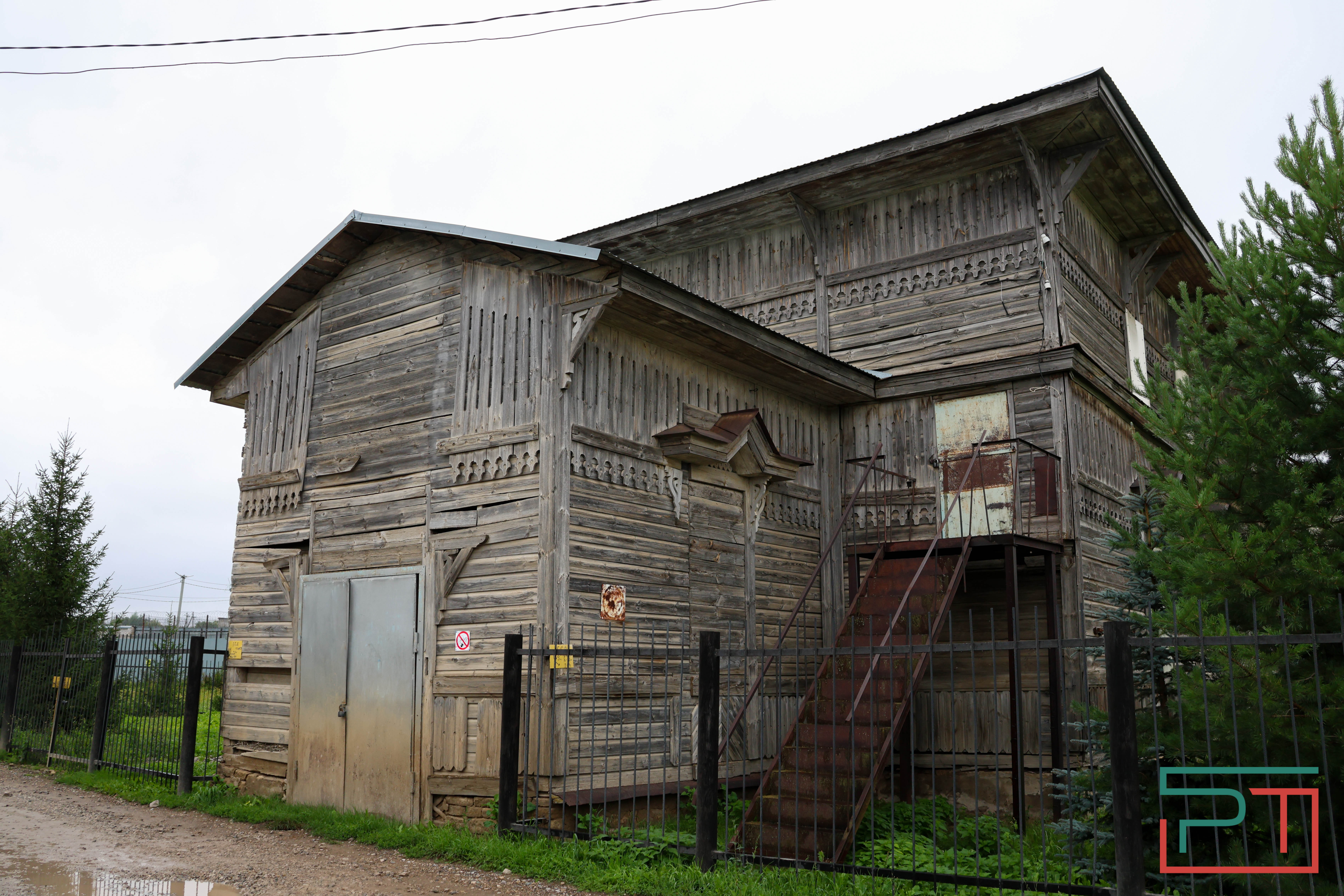 «Это зеркало видело 1917 год»: жители села в Татарстане спасают от разрушения помещичью усадьбу