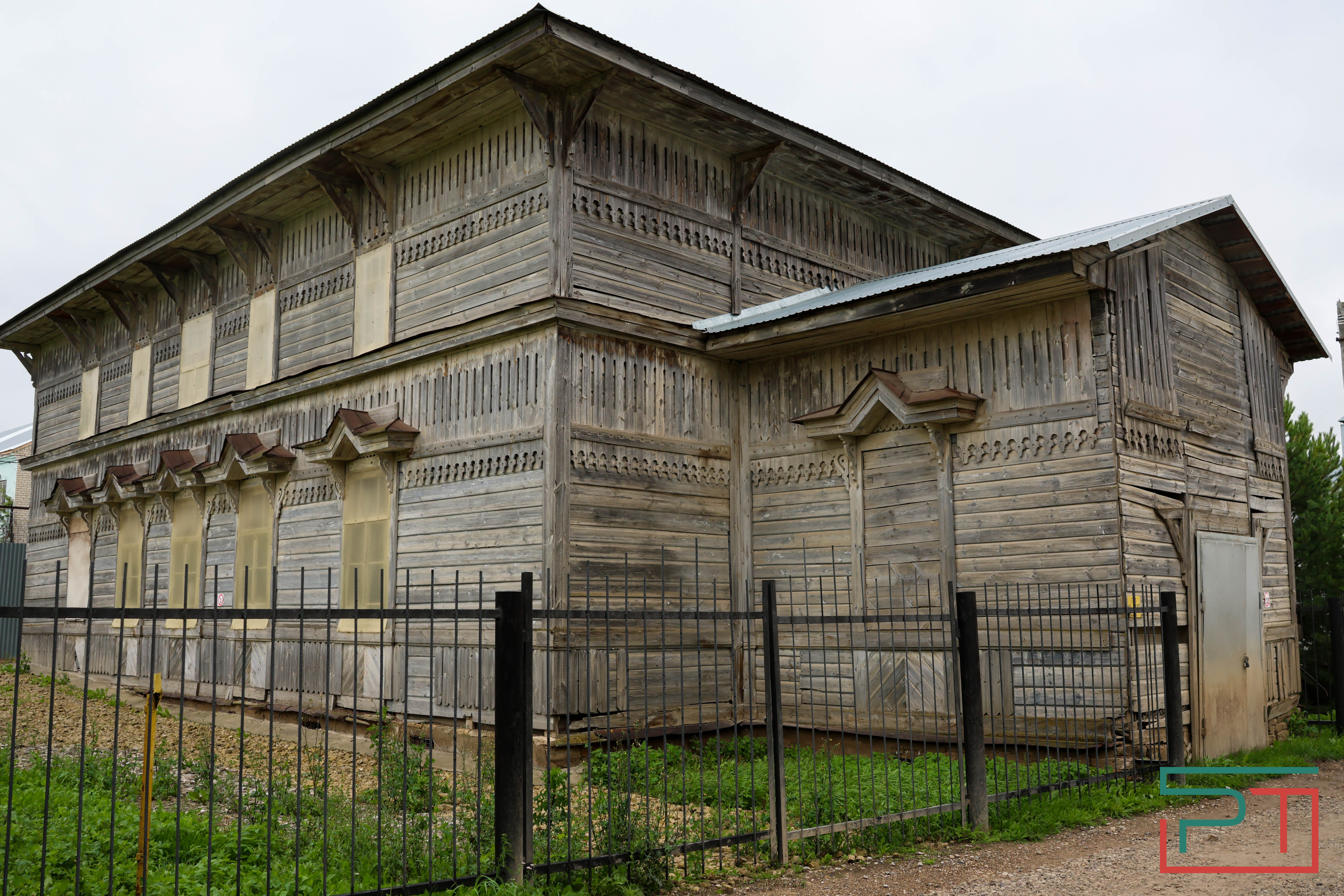 «Это зеркало видело 1917 год»: жители села в Татарстане спасают от разрушения помещичью усадьбу