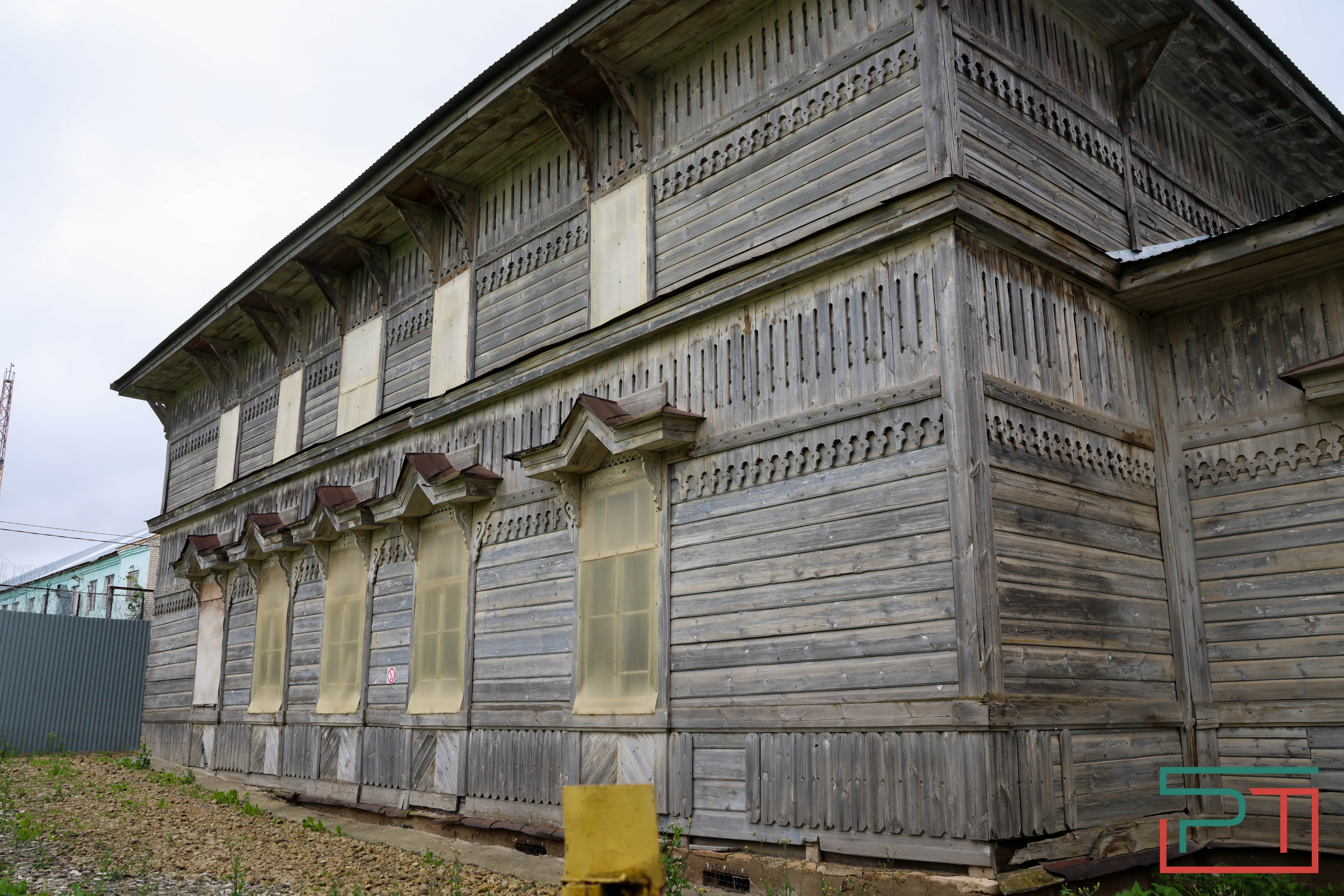 «Это зеркало видело 1917 год»: жители села в Татарстане спасают от разрушения помещичью усадьбу