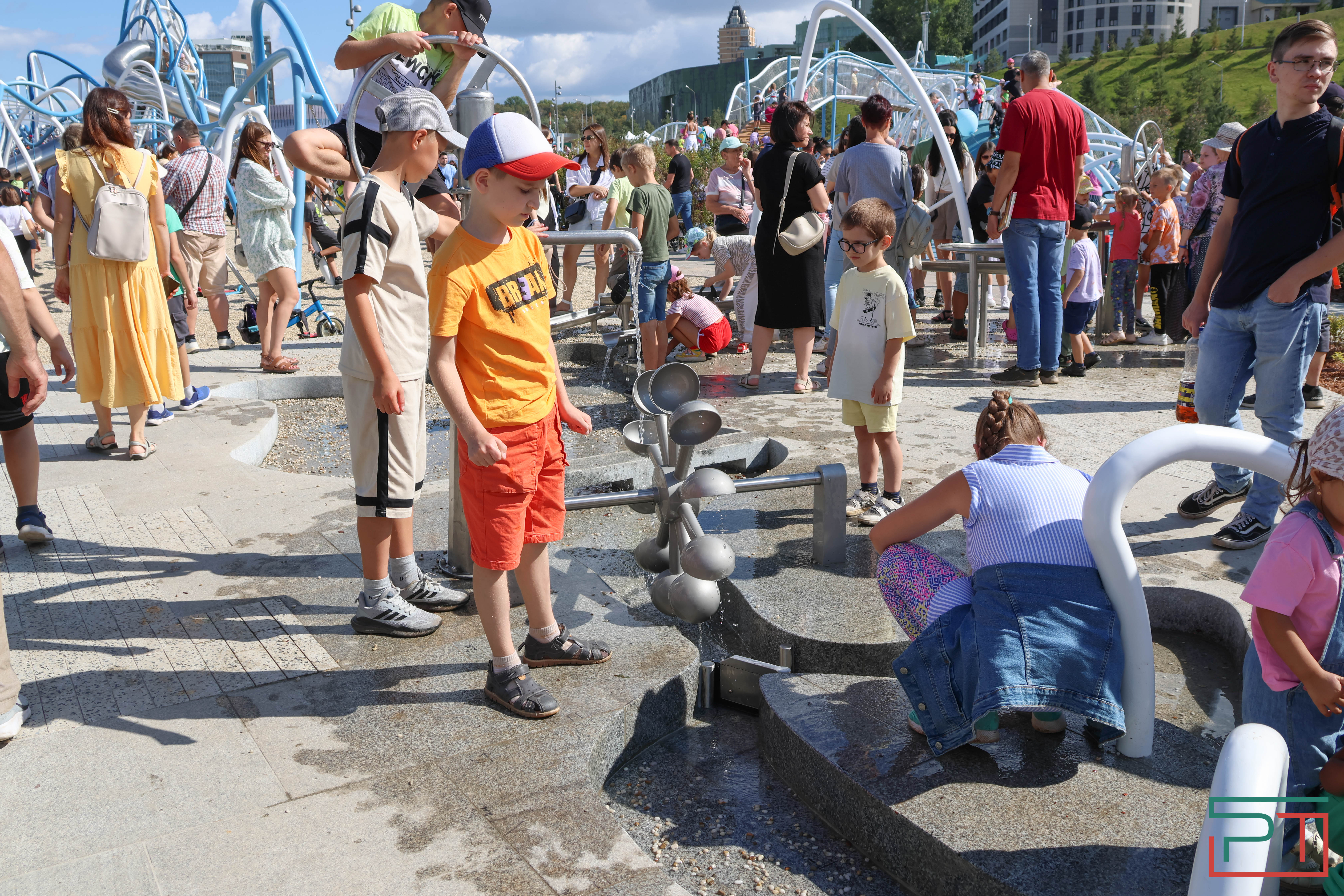 «Полностью изменил облик территории»: в Казани открылся детский парк «Елмай»