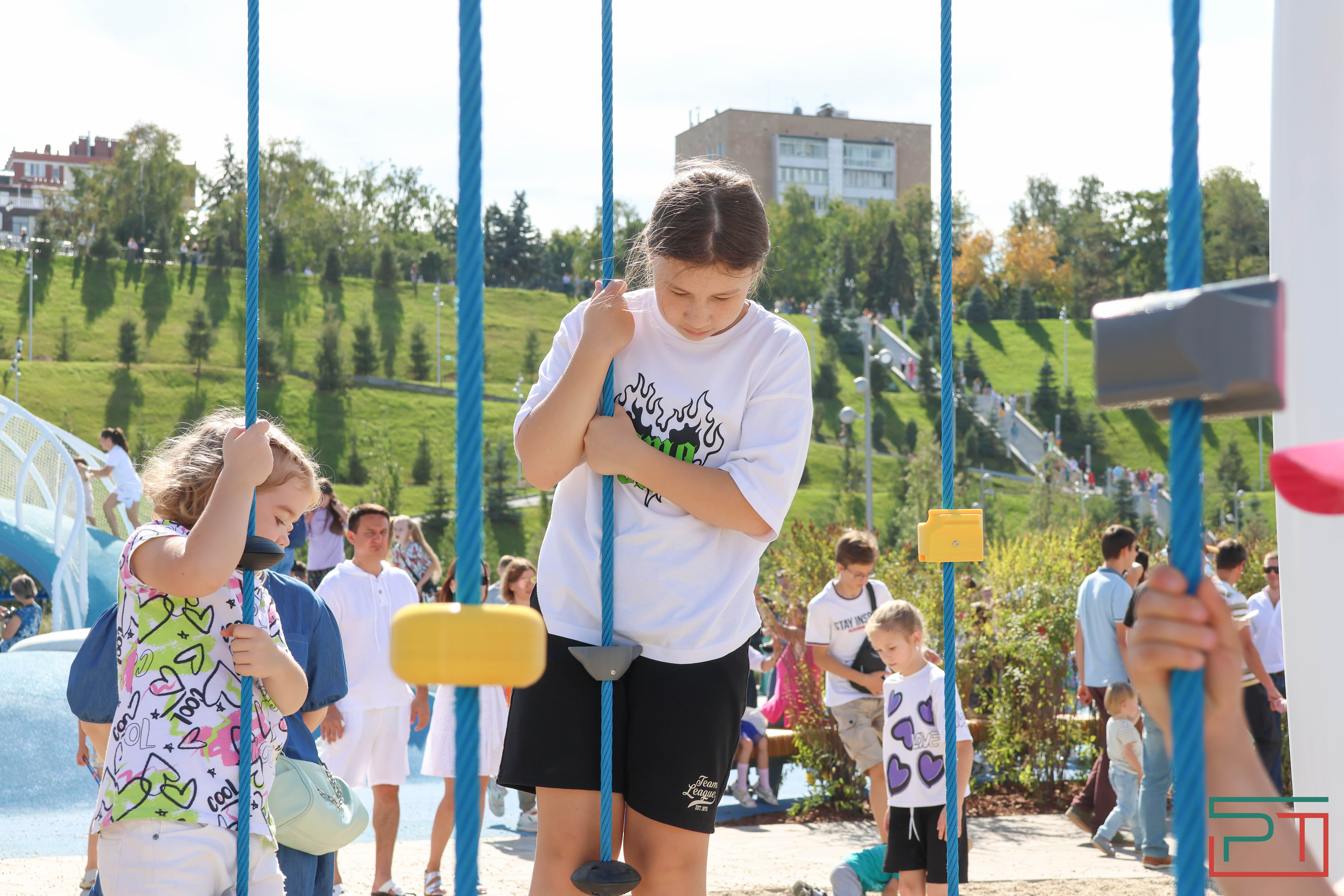 «Полностью изменил облик территории»: в Казани открылся детский парк «Елмай»