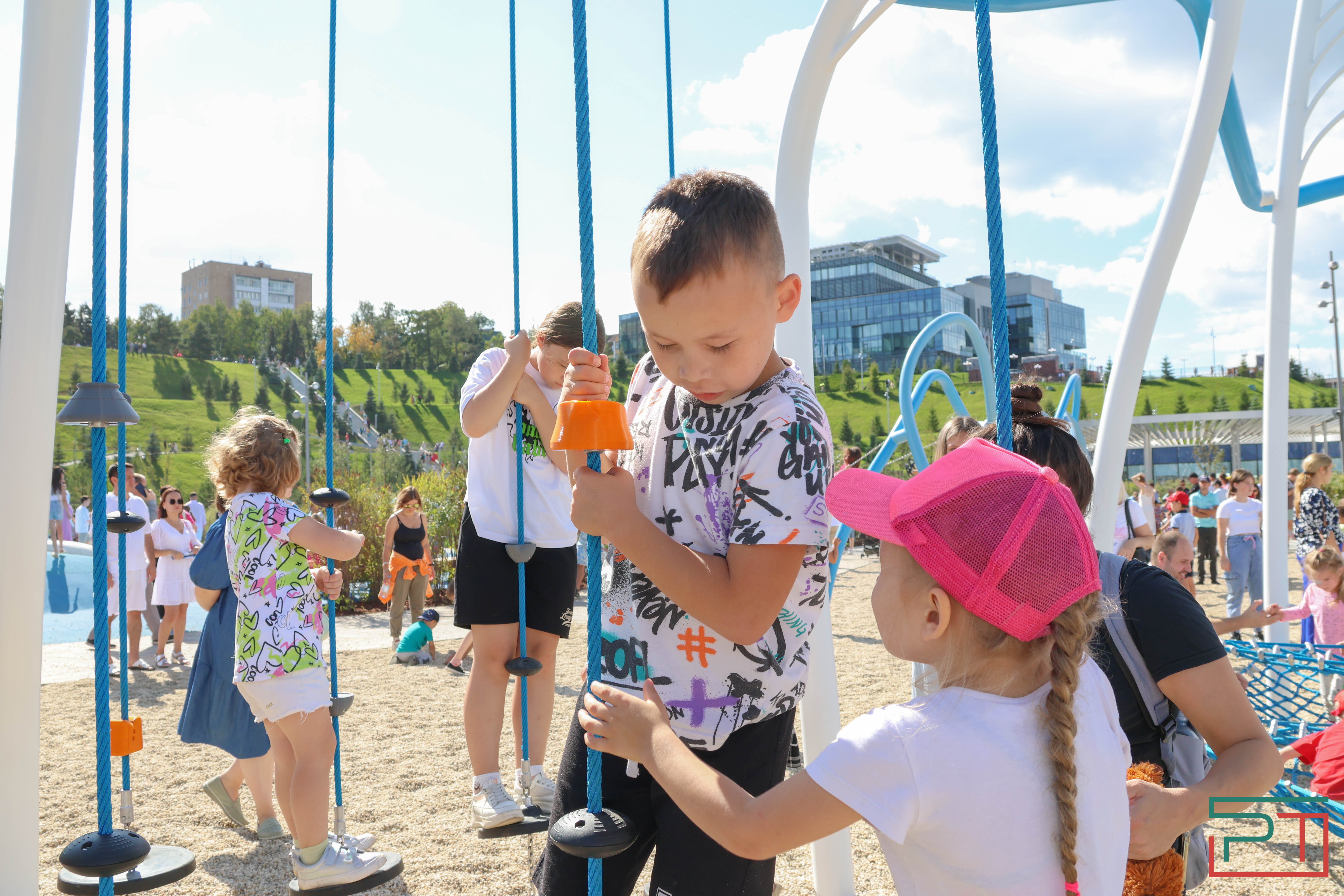 «Полностью изменил облик территории»: в Казани открылся детский парк «Елмай»