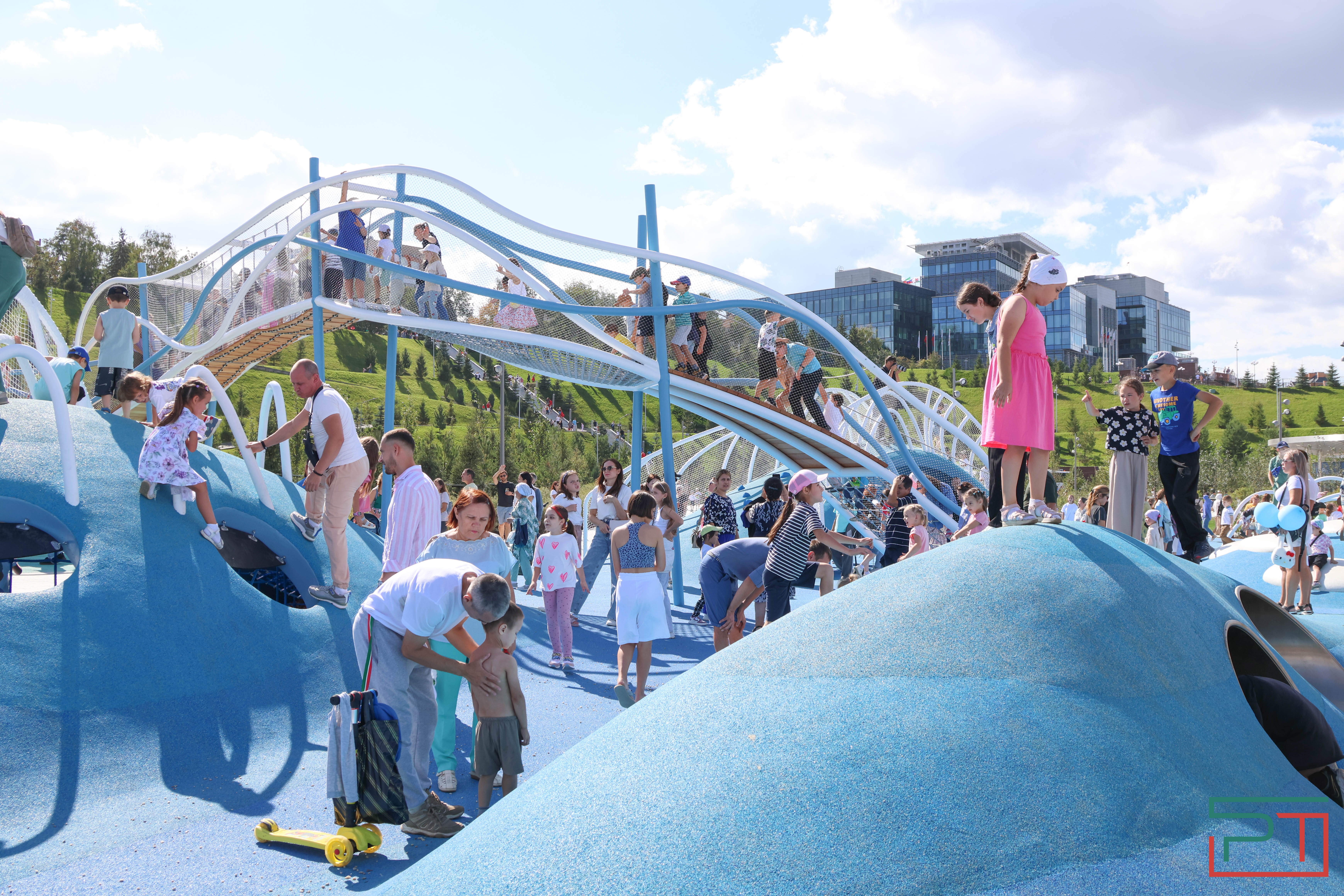 «Полностью изменил облик территории»: в Казани открылся детский парк «Елмай»