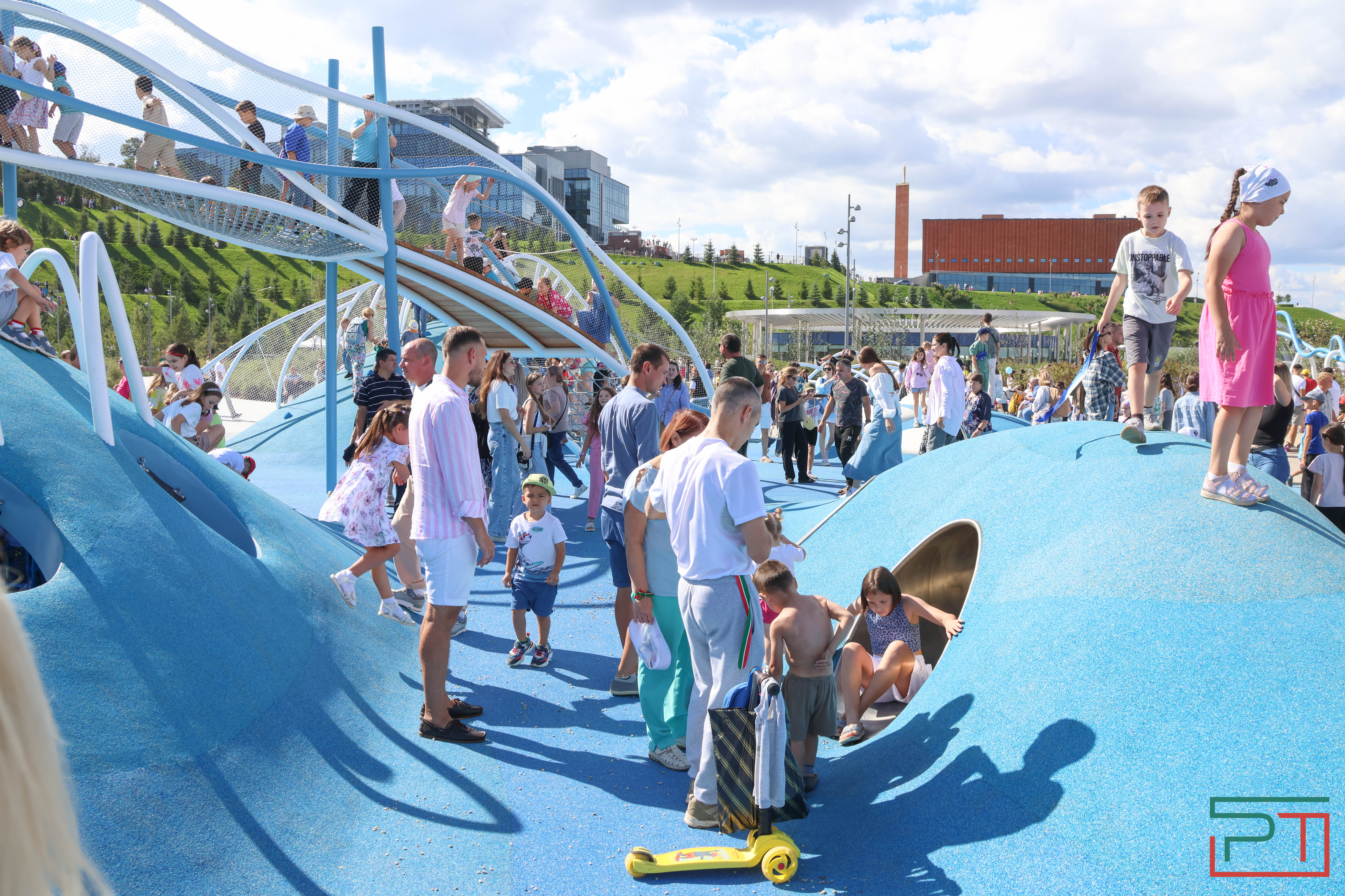 «Полностью изменил облик территории»: в Казани открылся детский парк «Елмай»