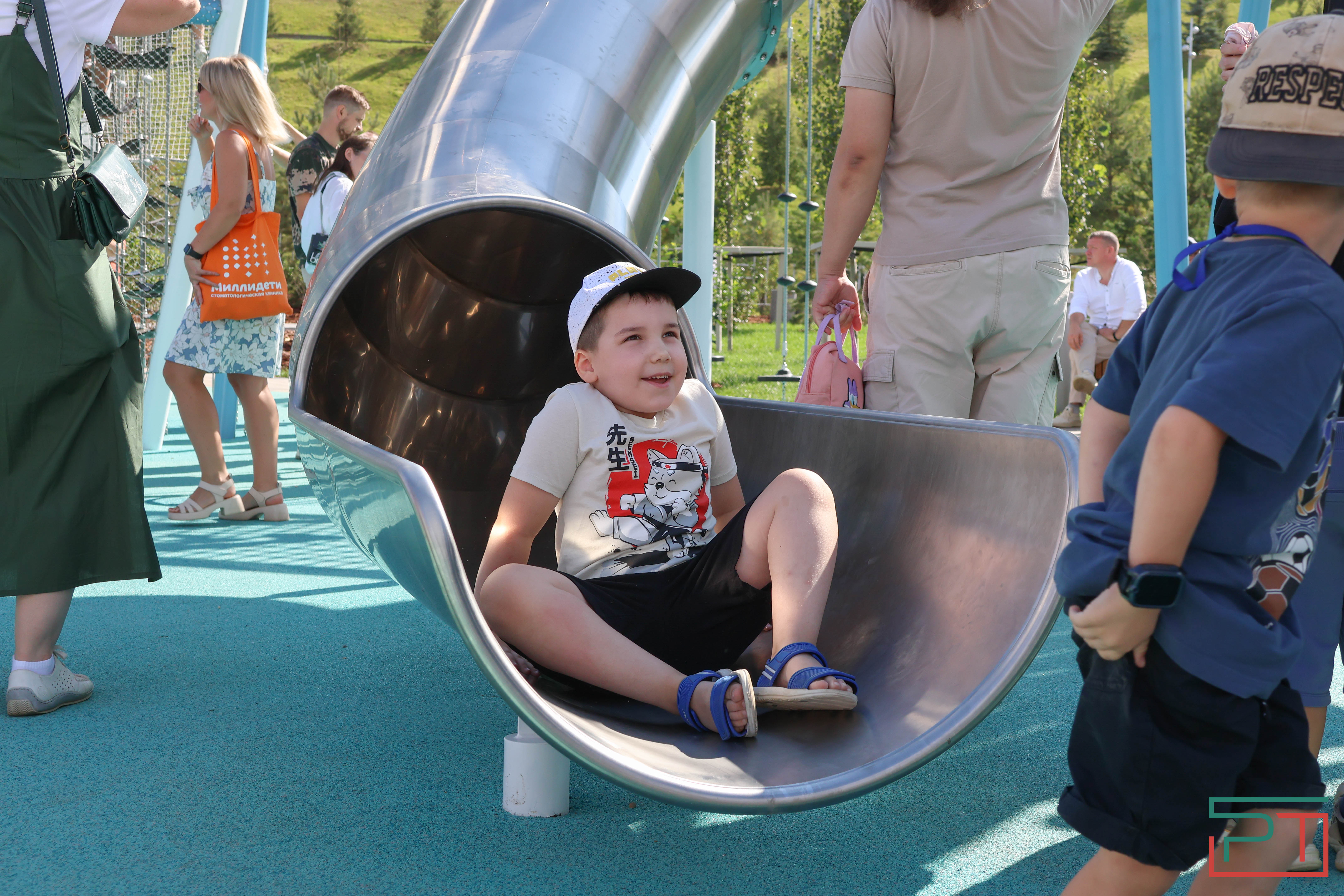 «Полностью изменил облик территории»: в Казани открылся детский парк «Елмай»