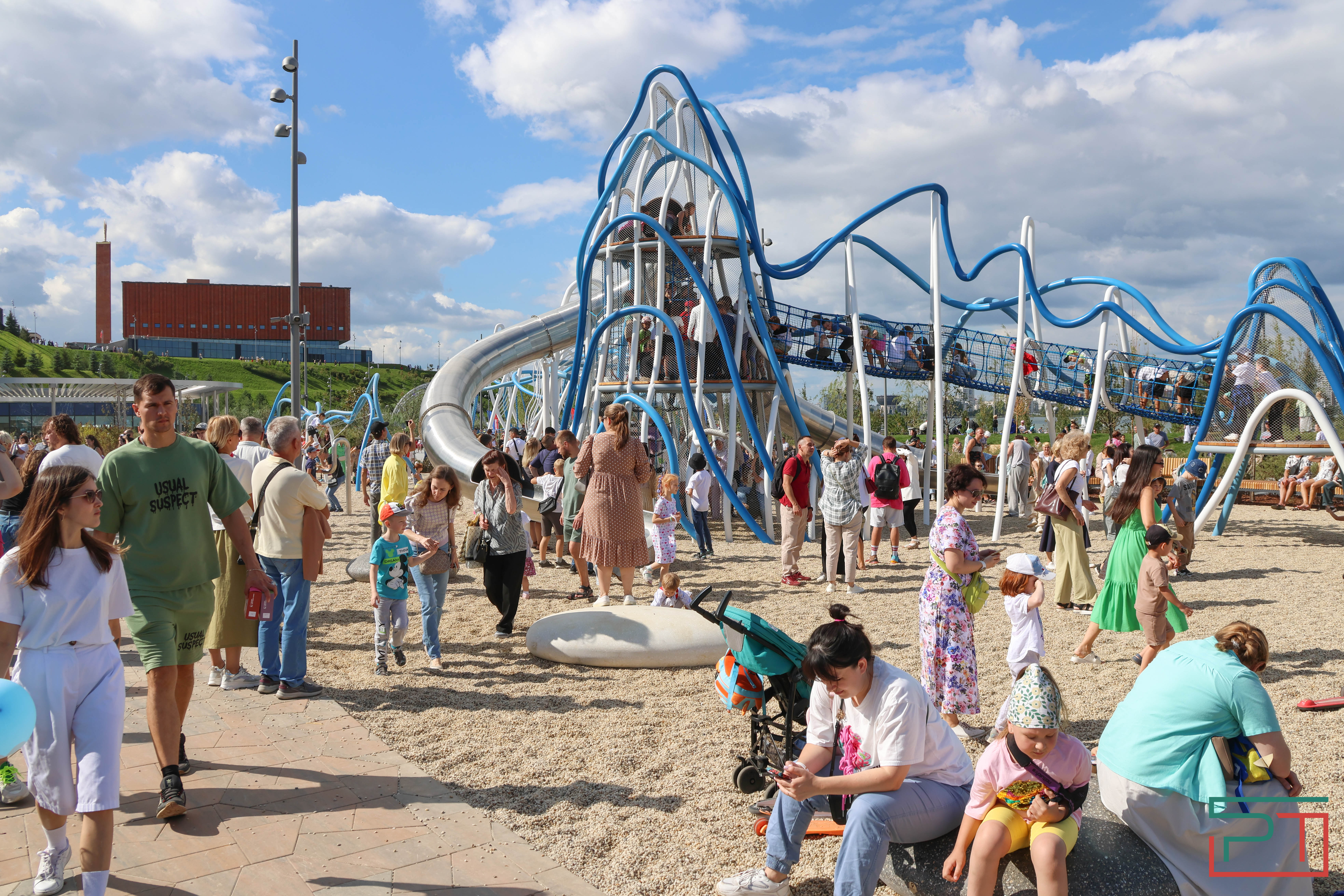 «Полностью изменил облик территории»: в Казани открылся детский парк «Елмай»