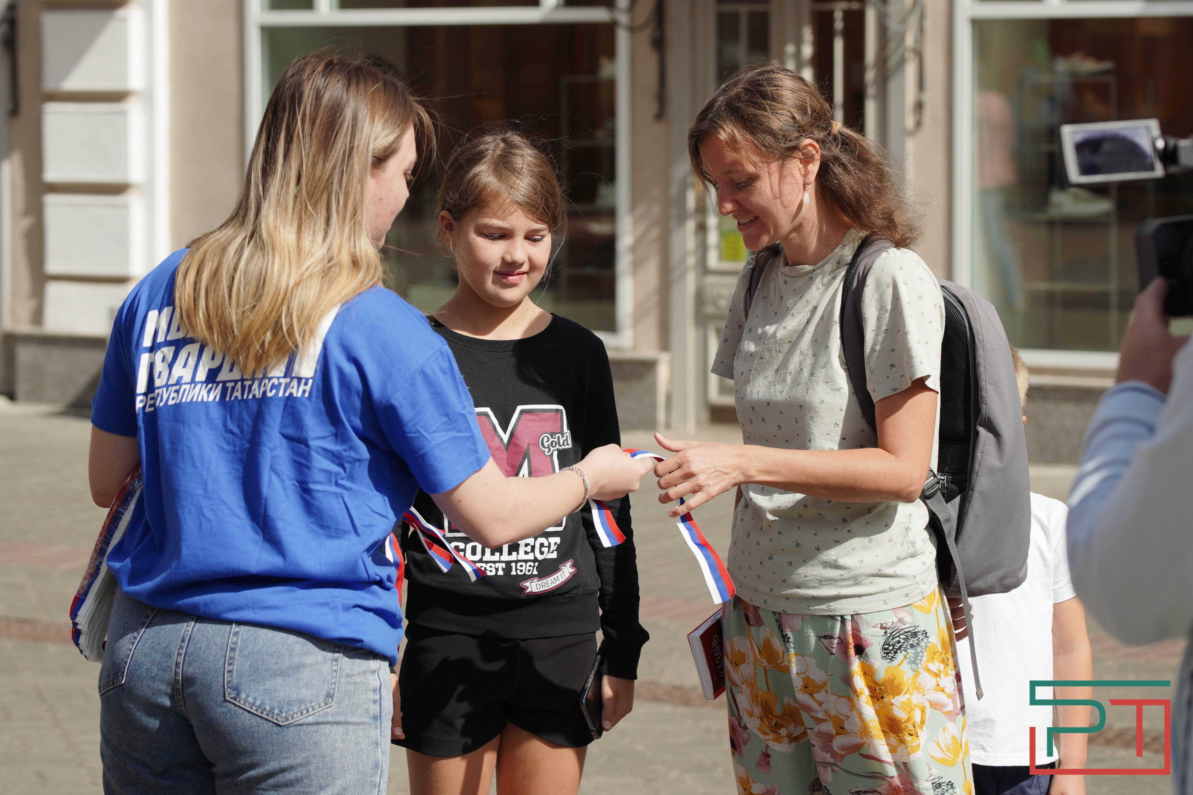 Молодогвардейцы раздадут 45 тыс. лент с флагом России