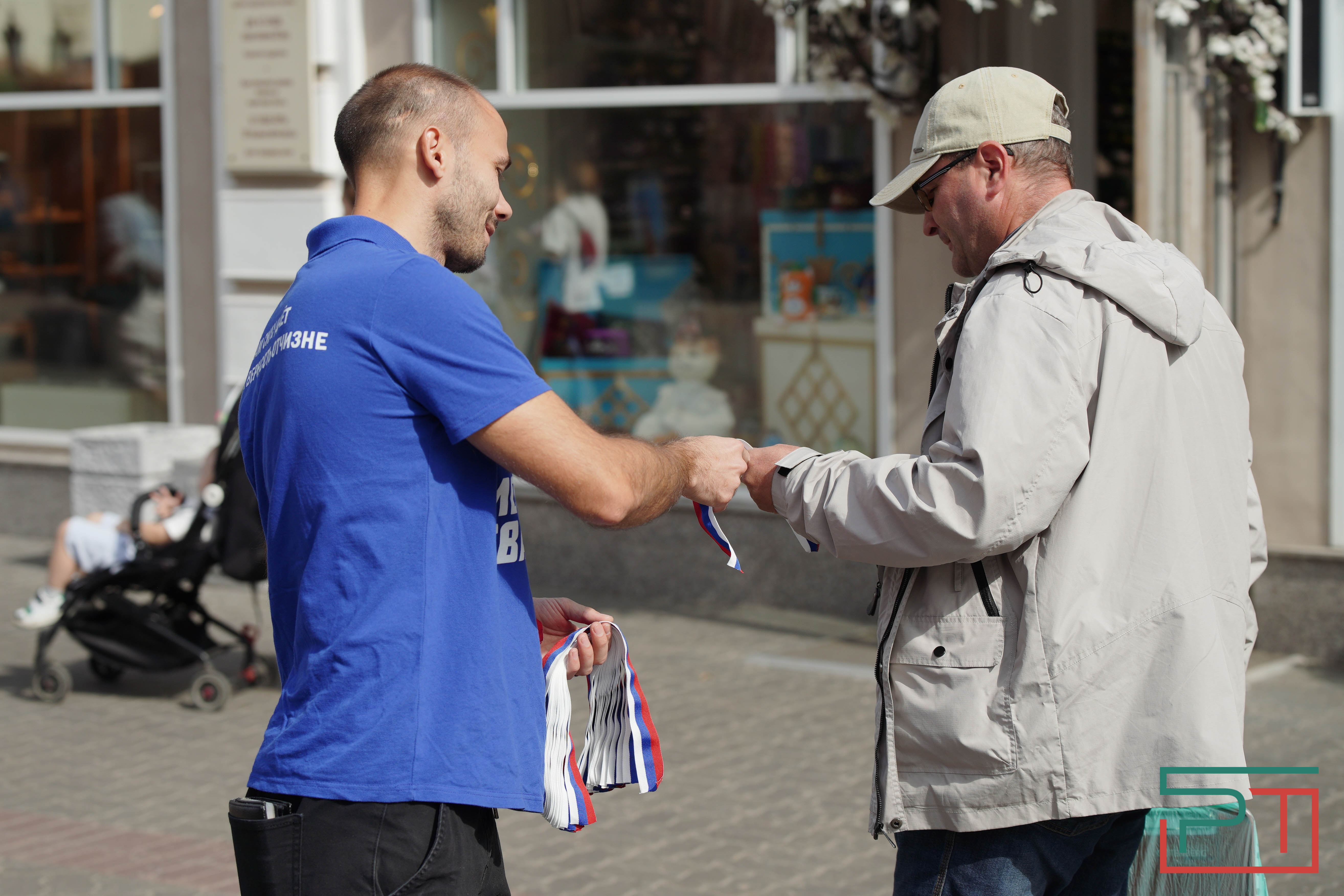 Молодогвардейцы раздадут 45 тыс. лент с флагом России