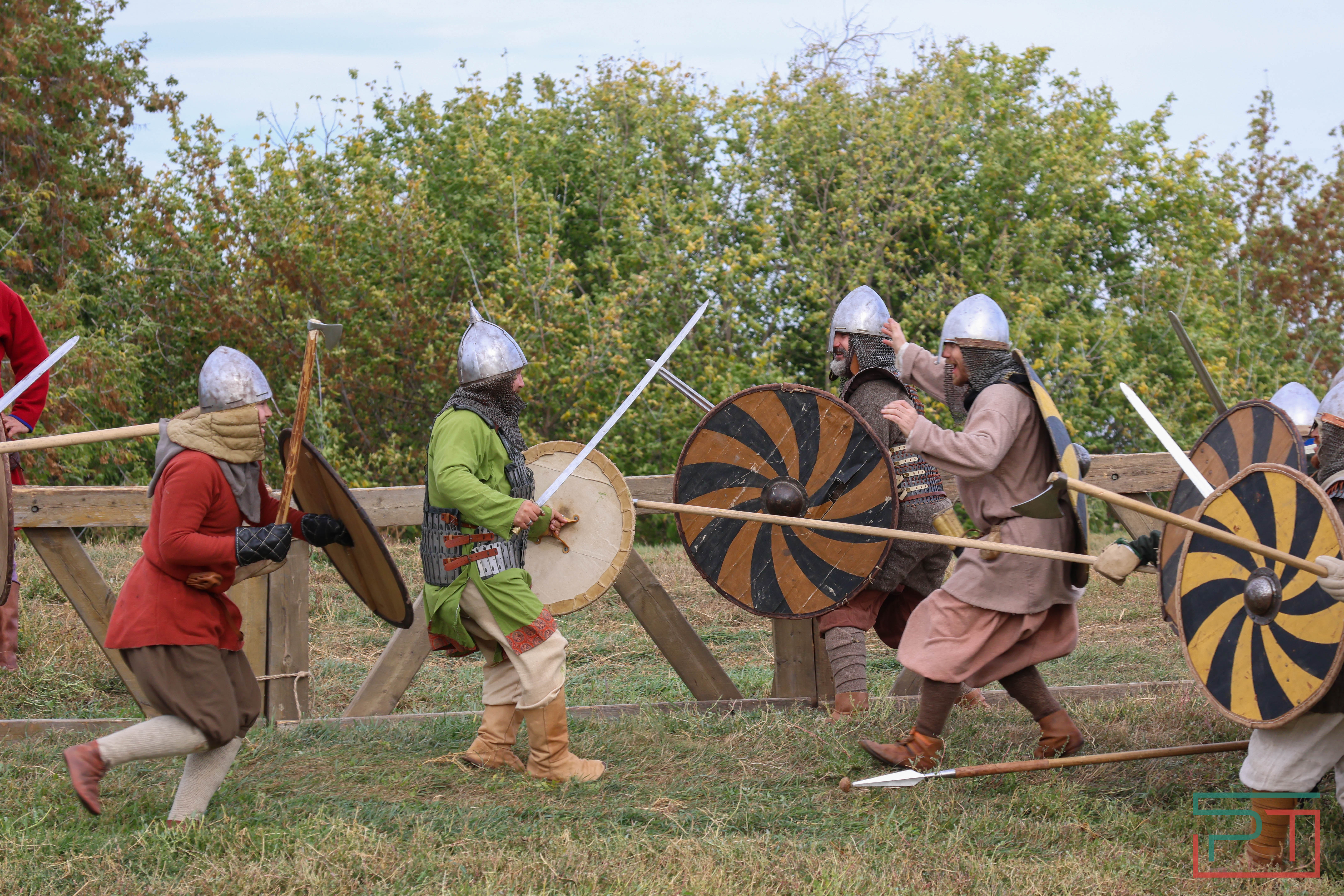 Постреляли из мушкета, погадали у шамана: в Болгаре прошел фестиваль «Путешествие в прошлое»