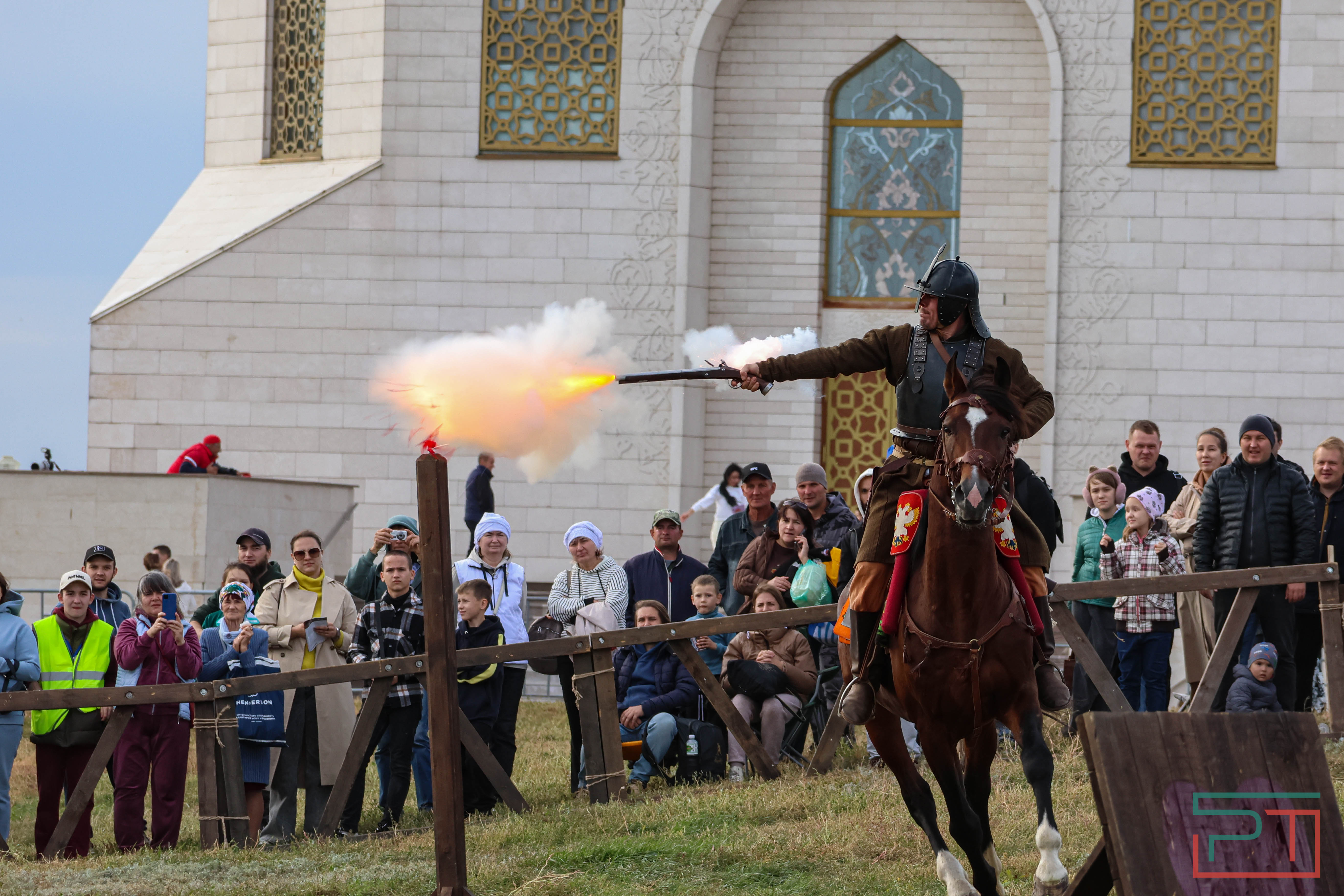 Постреляли из мушкета, погадали у шамана: в Болгаре прошел фестиваль «Путешествие в прошлое»
