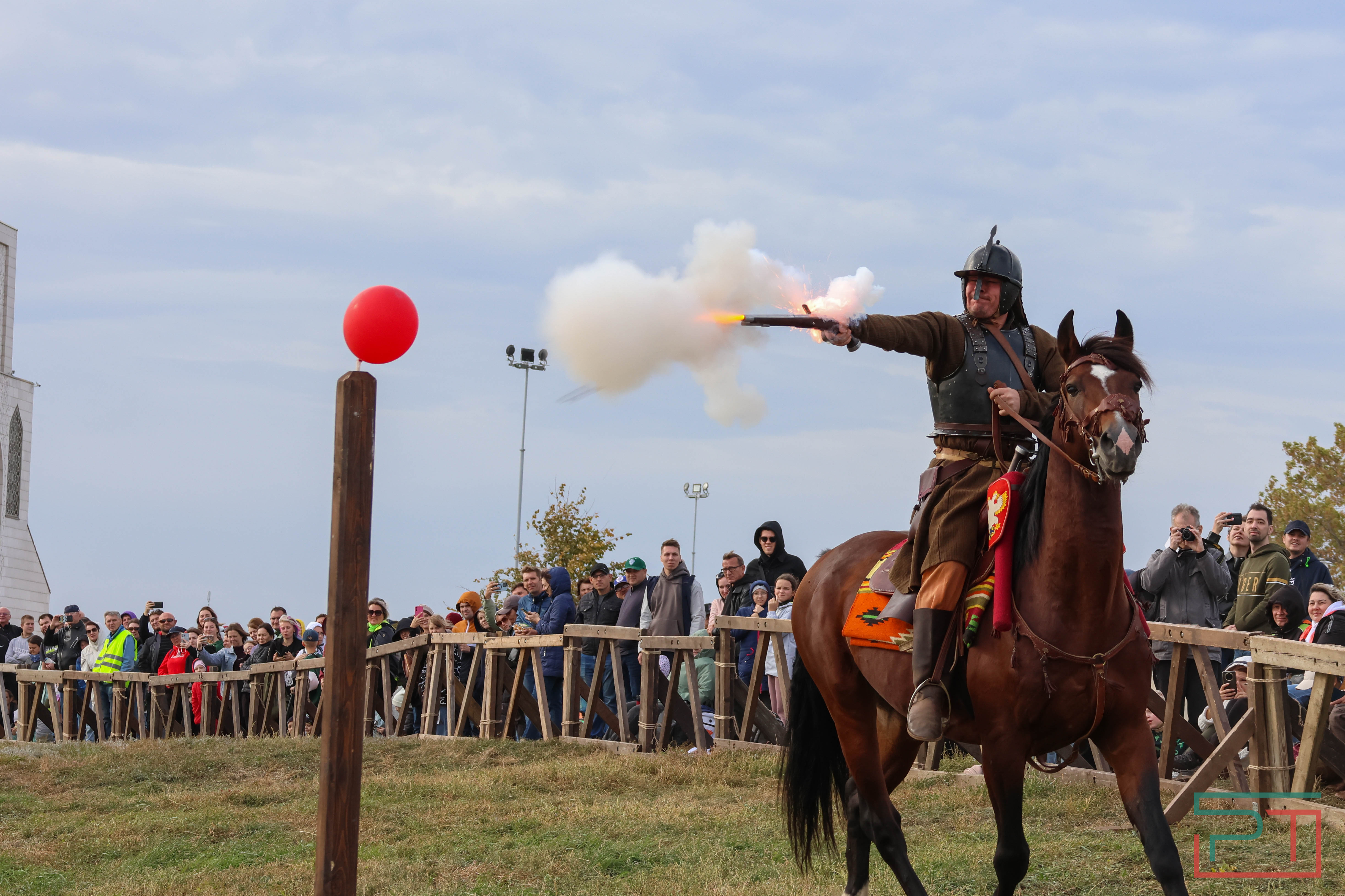 Постреляли из мушкета, погадали у шамана: в Болгаре прошел фестиваль «Путешествие в прошлое»