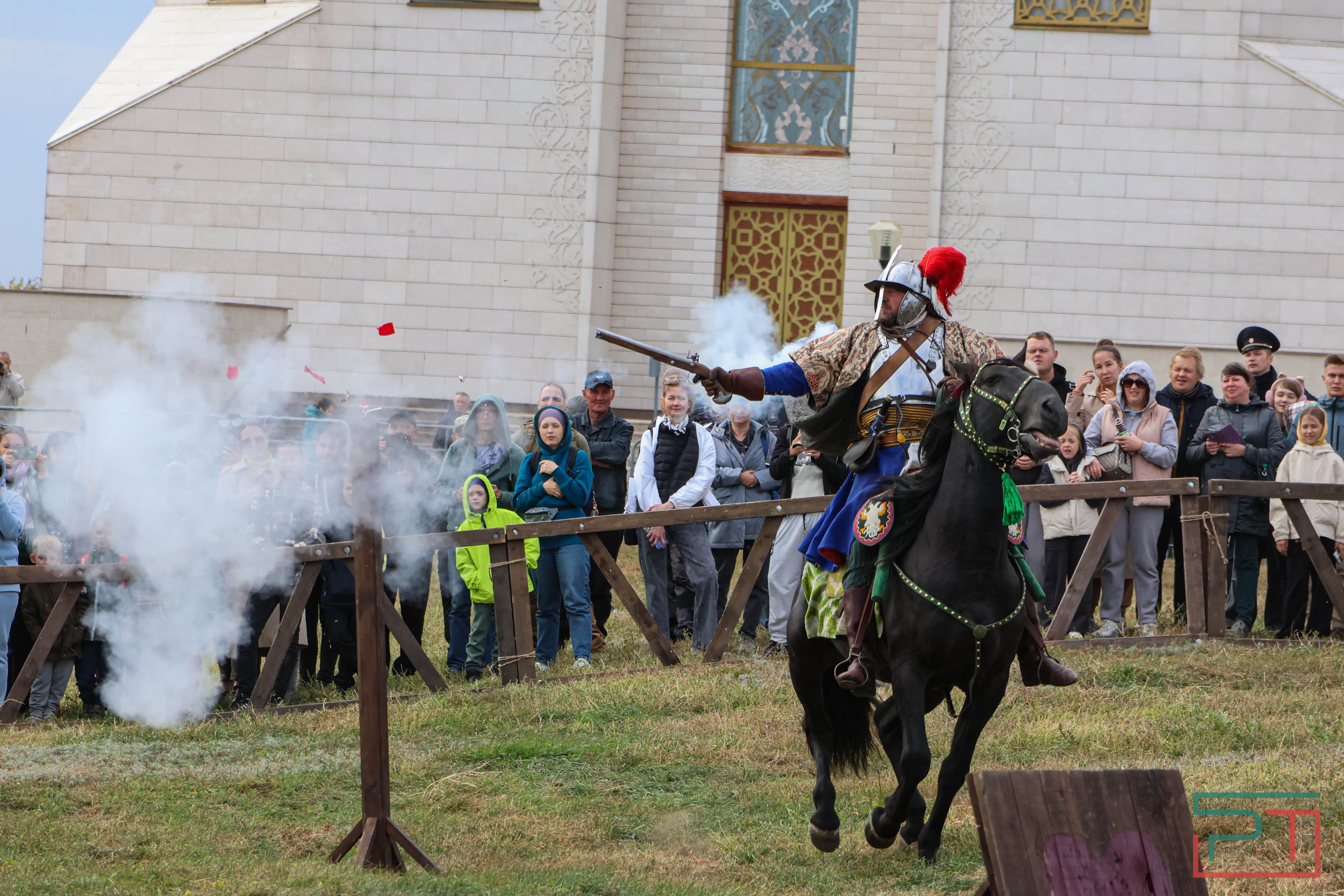 Постреляли из мушкета, погадали у шамана: в Болгаре прошел фестиваль «Путешествие в прошлое»