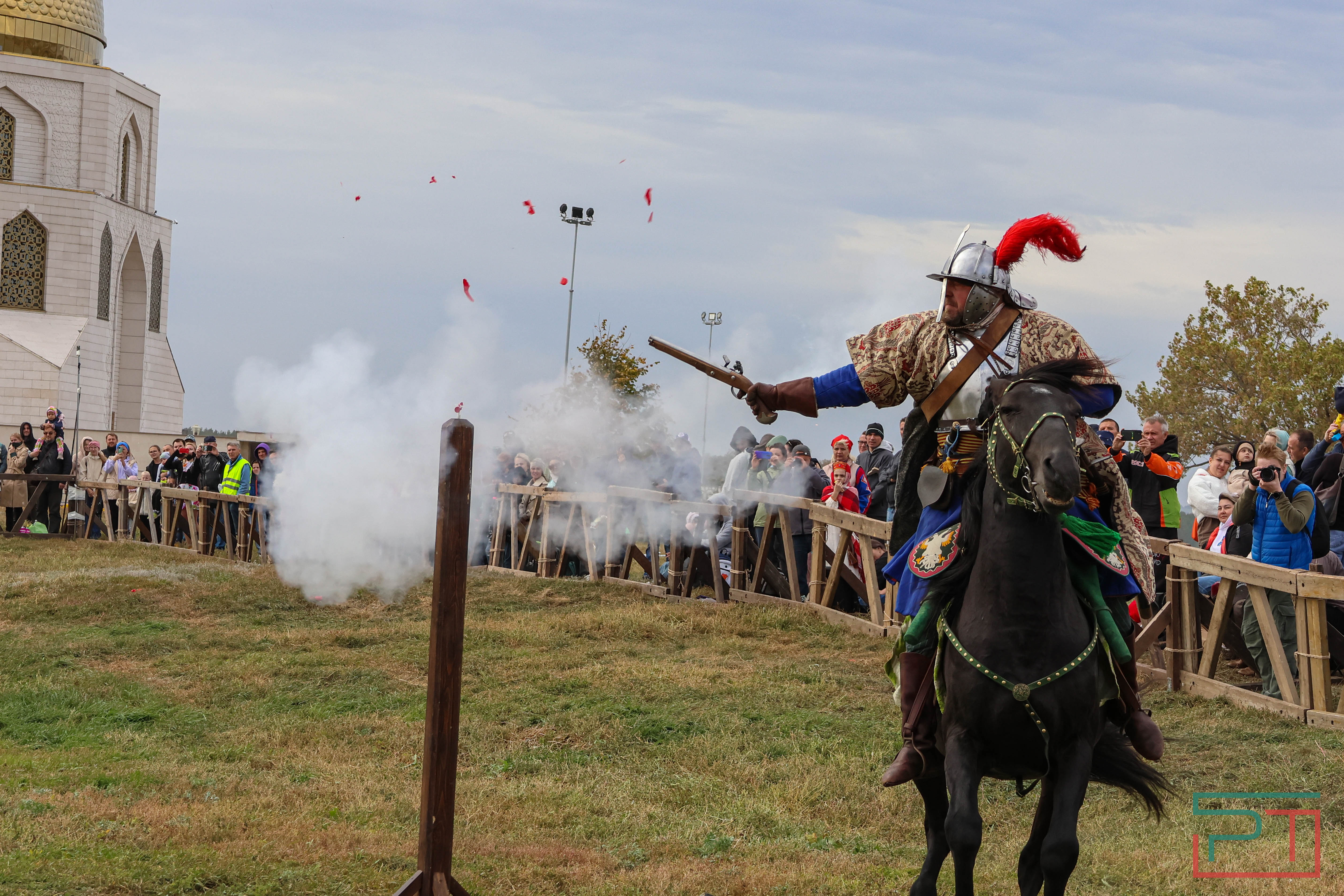 Постреляли из мушкета, погадали у шамана: в Болгаре прошел фестиваль «Путешествие в прошлое»